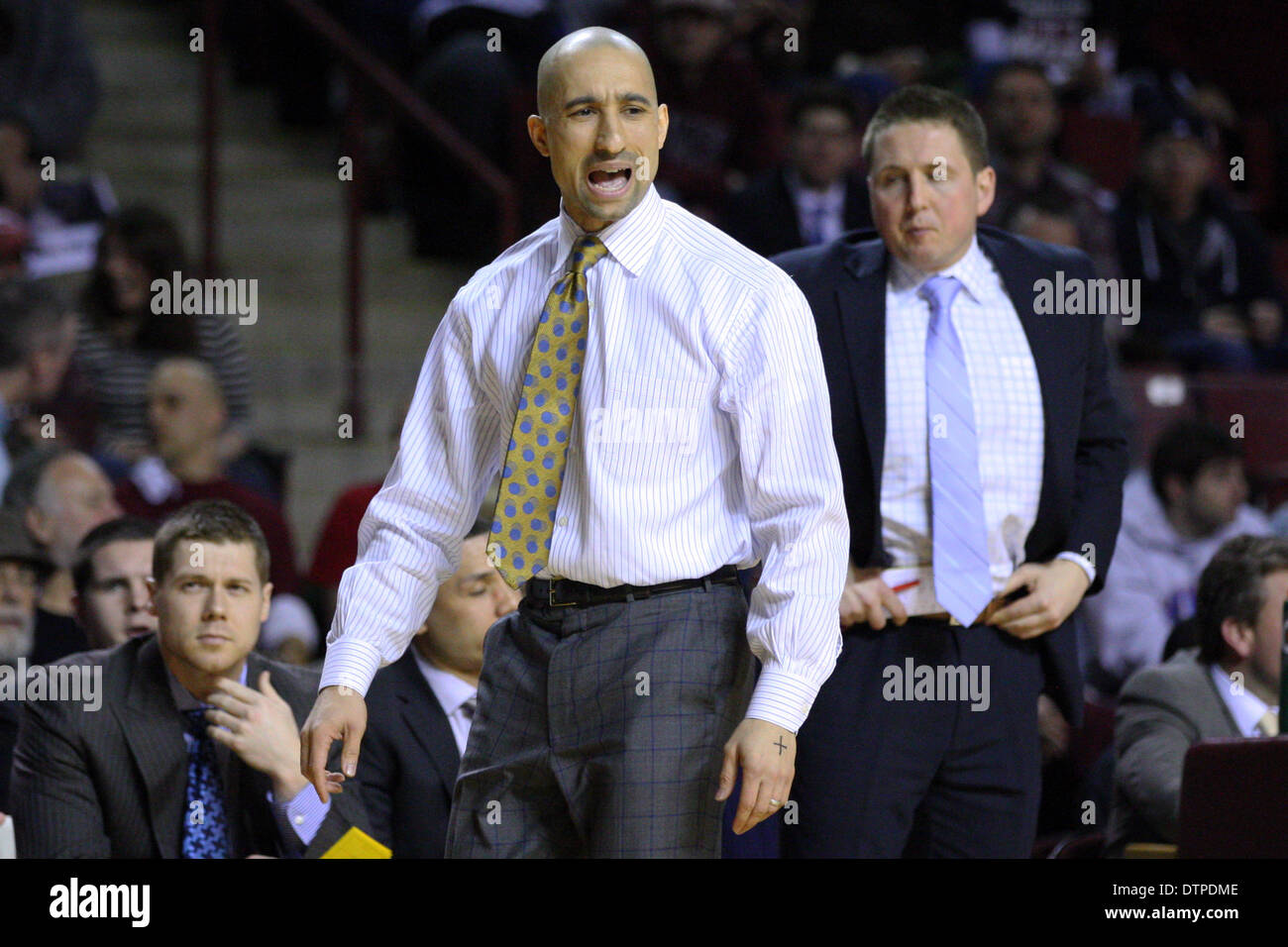 Amherst, Massachusetts, USA. 22. Februar 2014. 21. Februar 2014; Virginia Commonwealth Rams head Coach Shaka Smart während der NCAA Basketball-Spiel zwischen der Virginia Commonwealth Rams und Massachusetts Minutemen am Mullins Center. Massachusetts besiegt Virginia Commonwealth 80-75. Anthony Nesmith/CSM/Alamy Live-Nachrichten Stockfoto