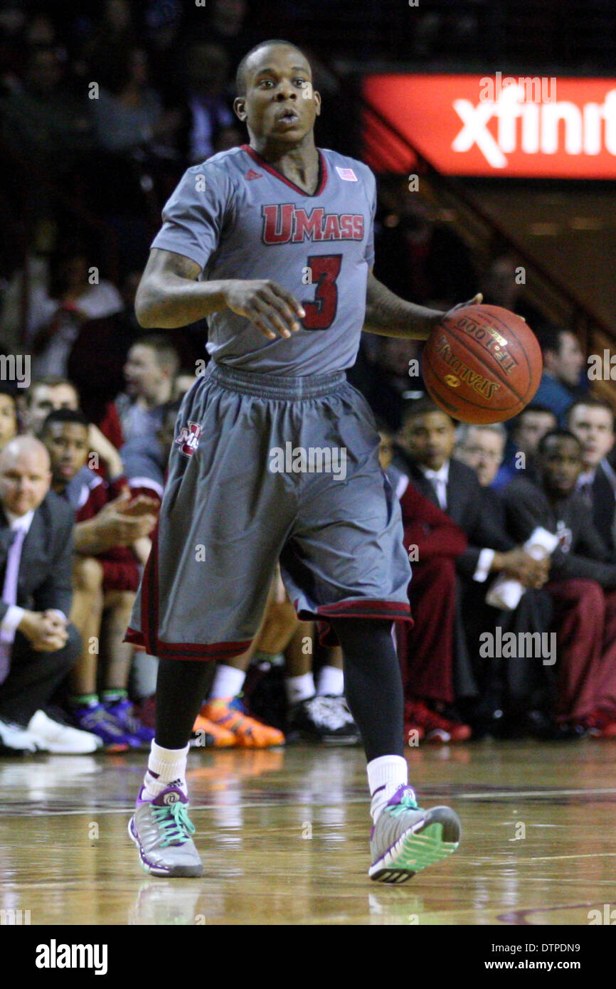 Amherst, Massachusetts, USA. 22. Februar 2014. 21. Februar 2014; Massachusetts Minutemen bewachen Chaz Williams (3) mit dem Ball in der ersten Hälfte von der NCAA Basketball-Spiel zwischen der Virginia Commonwealth Rams und Massachusetts Minutemen am Mullins Center. Massachusetts besiegt Virginia Commonwealth 80-75. Anthony Nesmith/CSM/Alamy Live-Nachrichten Stockfoto