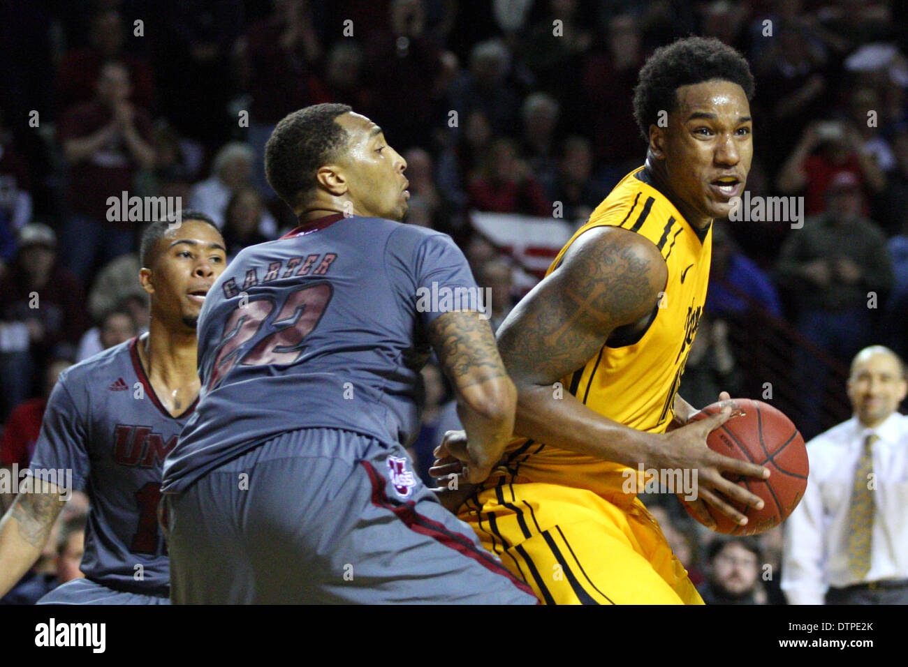 Amherst, Massachusetts, USA. 22. Februar 2014. 21. Februar 2014; Virginia Commonwealth Rams nach vorne Juvonte Reddic (15) verteidigt von Massachusetts Minutemen weiterleiten Sampson Carter (22) in der zweiten Hälfte der NCAA Basketball-Spiel zwischen der Virginia Commonwealth Rams und Massachusetts Minutemen am Mullins Center. Massachusetts besiegt Virginia Commonwealth 80-75. Anthony Nesmith/CSM/Alamy Live-Nachrichten Stockfoto