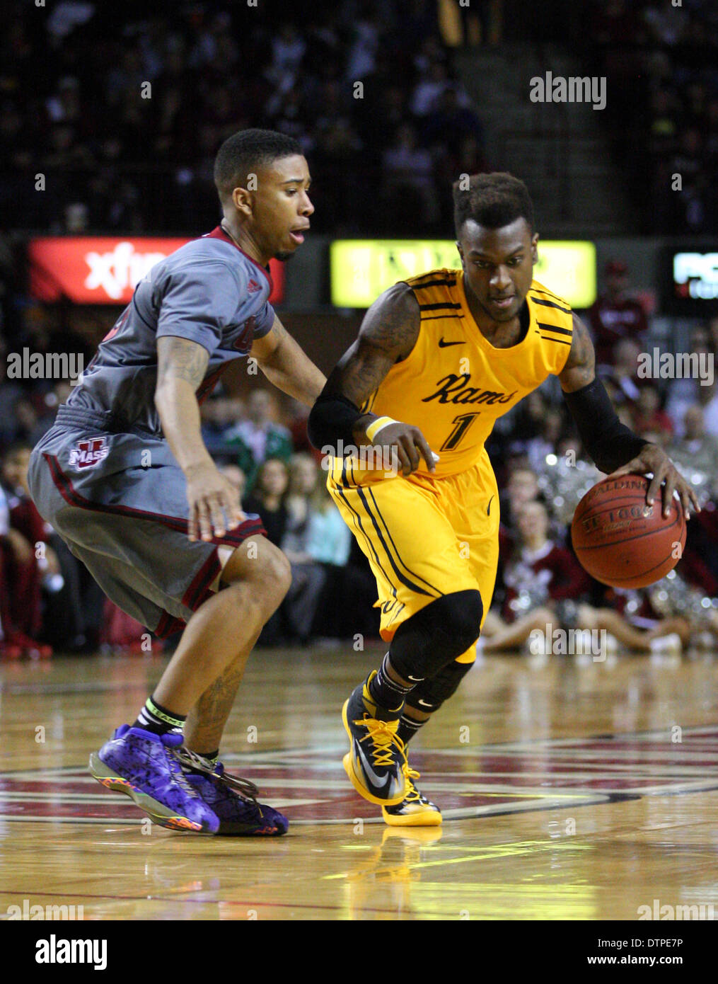 22. Februar 2014 - Vereinigte Amherst, Massachusetts, Staaten von Amerika - 21. Februar 2014; Virginia Commonwealth Rams Wache JeQuan Lewis (1) wird durch Massachusetts Minutemen Wache Trey Davis (12) während der NCAA Basketball-Spiel zwischen der Virginia Commonwealth Rams und Massachusetts Minutemen am Mullins Center verteidigt. Massachusetts besiegt Virginia Commonwealth 80-75. Anthony Nesmith/CSM Stockfoto