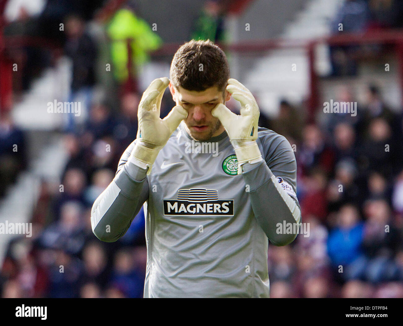 Edinburgh, Schottland. 22. Februar 2014. Keltische Keeper Fraser Forster Realiseation als er die schottische Liga ausgesperrt Rekord während der Scottish Premier League, League Spiel zwischen Heart of Midlothian und Celtic bricht. Vom Tynecastle Stadium, Edinburgh. Bildnachweis: Aktion Plus Sport/Alamy Live-Nachrichten Stockfoto