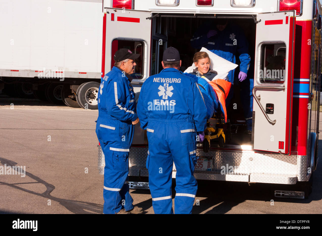 Newburg EMS Sanitäter ein Patient in einen Krankenwagen geladen Stockfoto