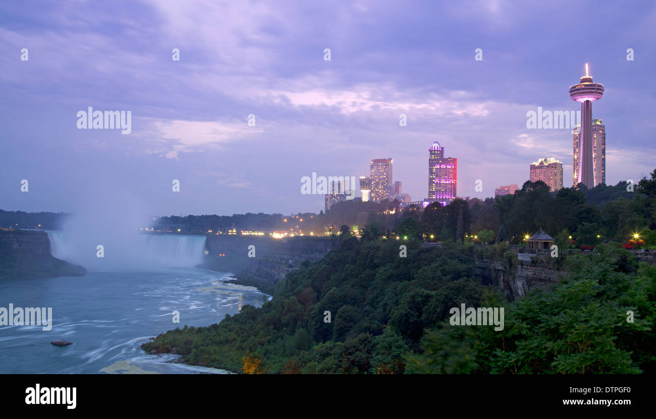 Niagara-Fälle in der Abenddämmerung Panorama von bunten Lichtern beleuchtet Stockfoto