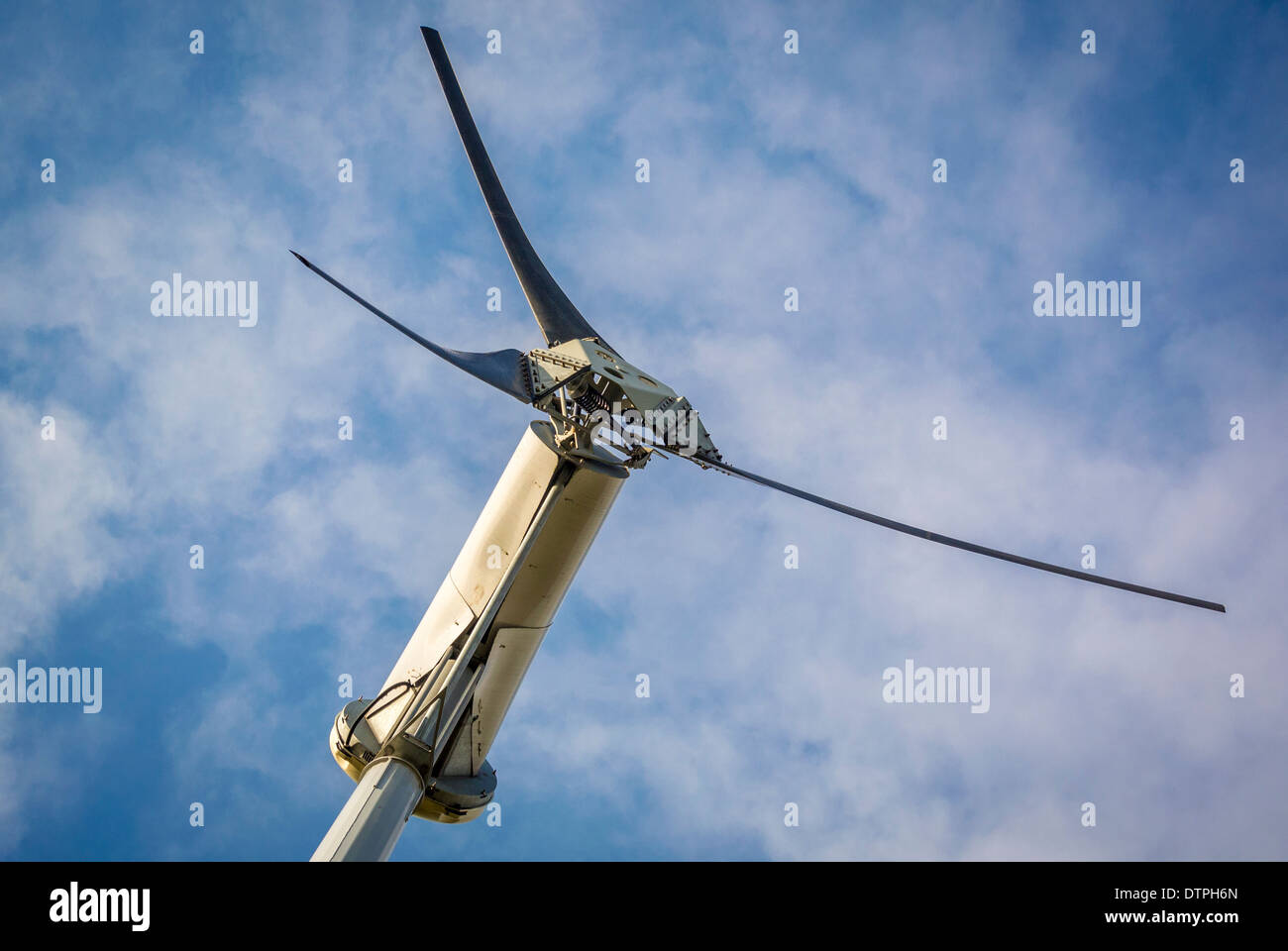 drei Blatt Windkraftanlage gegen blauen Himmel Stockfoto