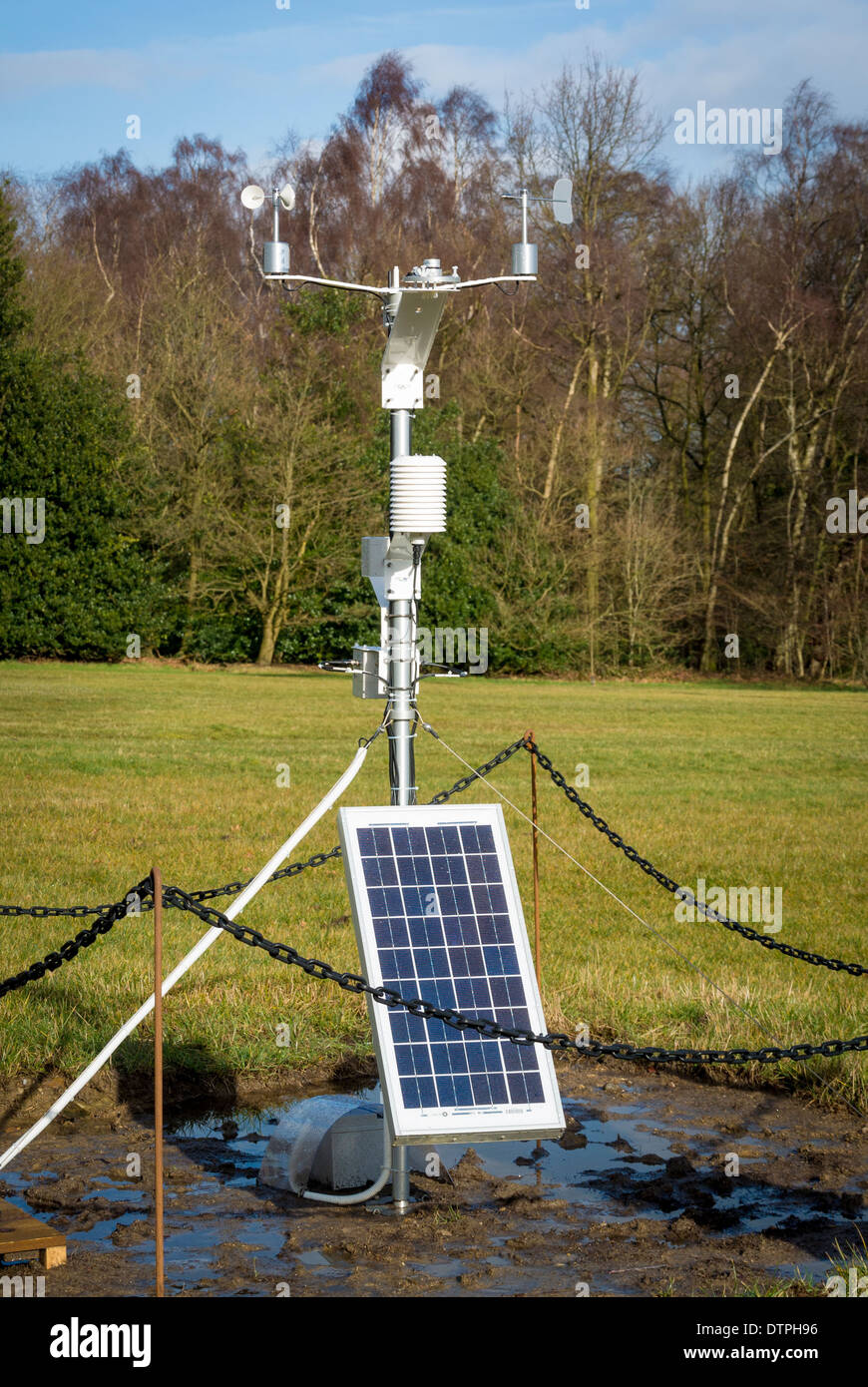 Kleine tragbare solar betriebene Wetterstation Stockfoto