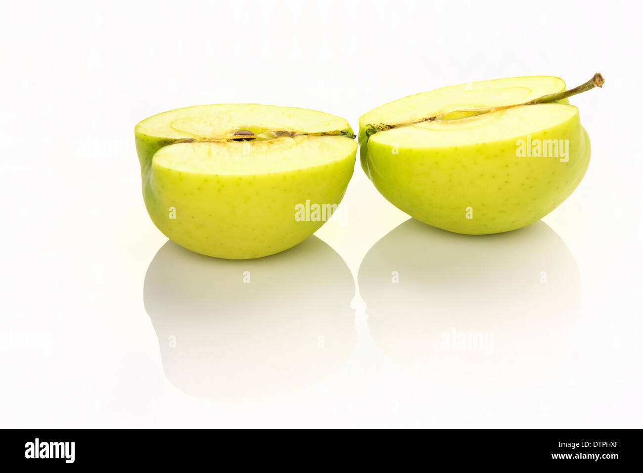 in Scheiben geschnittenen Apfel mit Reflexion Stockfoto