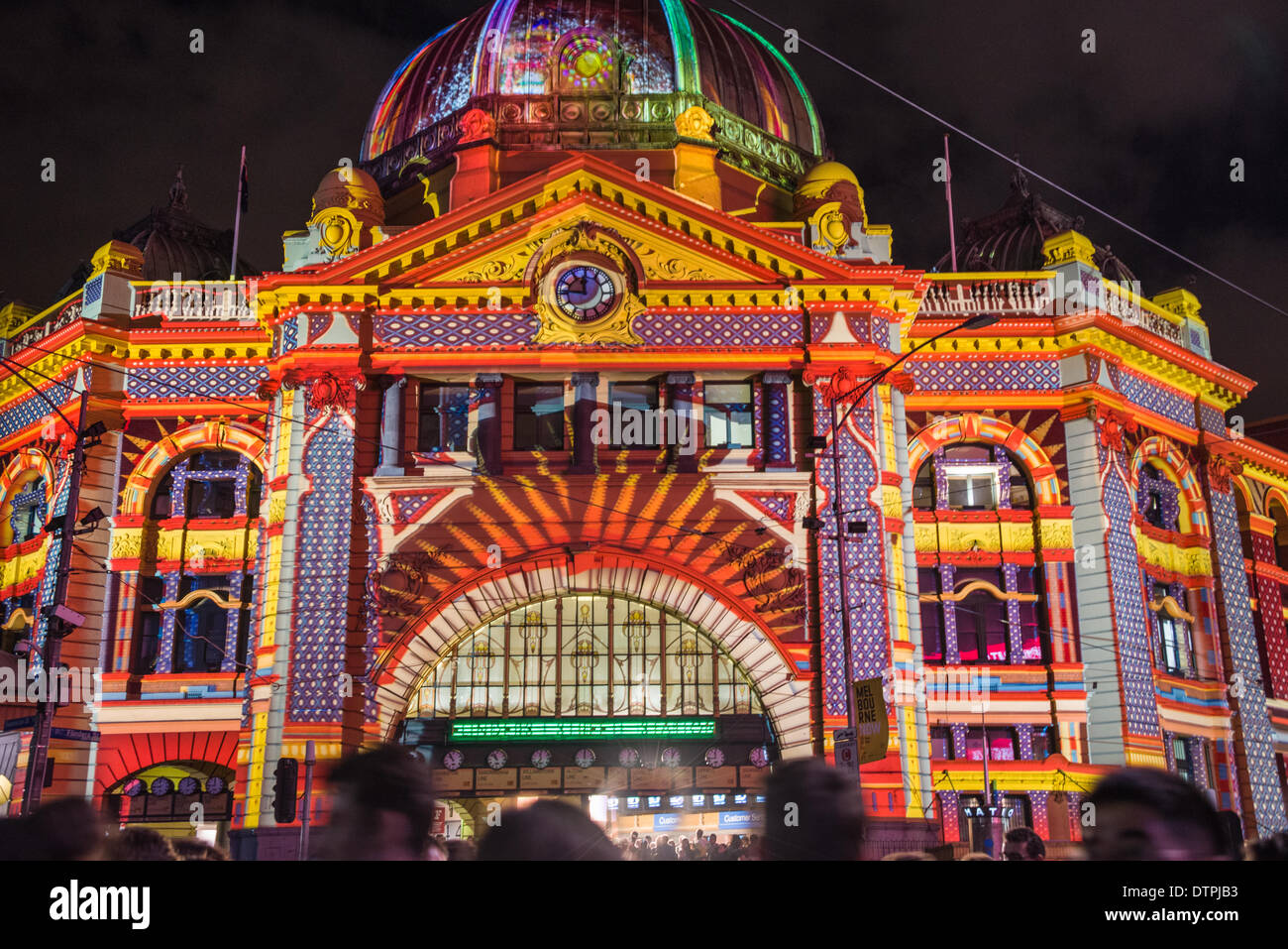 Melbournes Straßen verwandeln sich in ein Fest der Musik, Essen, Film, Kunst und Licht, für eine Nacht nur, von der Dämmerung Melbournes Straßen verwandeln in ein Fest der Musik, Essen, Film, Kunst und Licht, für eine Nacht nur, von der Dämmerung bis zum Morgengrauen. Flinders Street Railway Station Front mit Uhren und Zuschauer von der weißen Nacht Wunderland Projektion leichte Messe 2014 Stockfoto