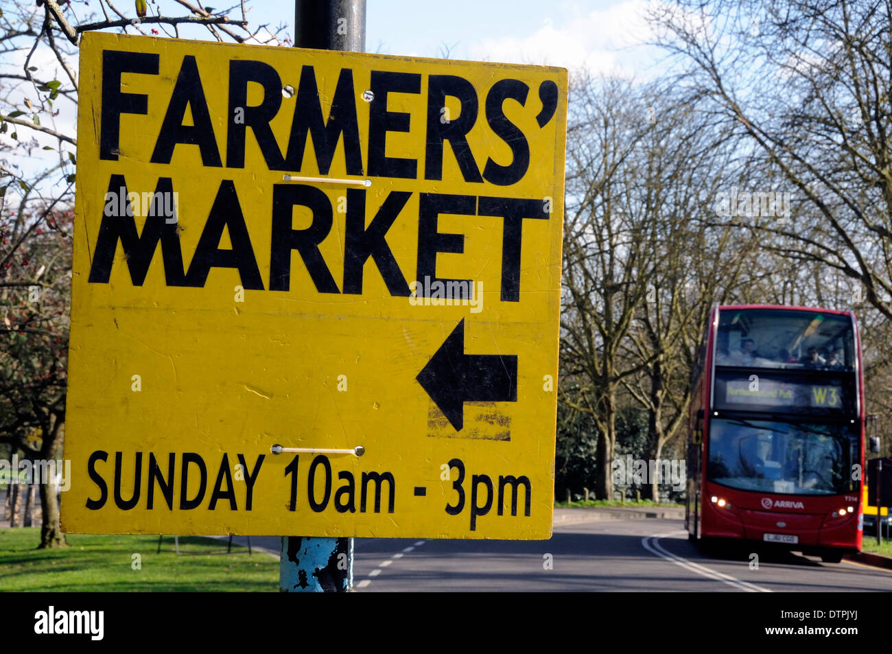 Bauernmarkt-Schild mit Bus, Alexandra Palace Park, London Borough of Haringey, England UK Stockfoto