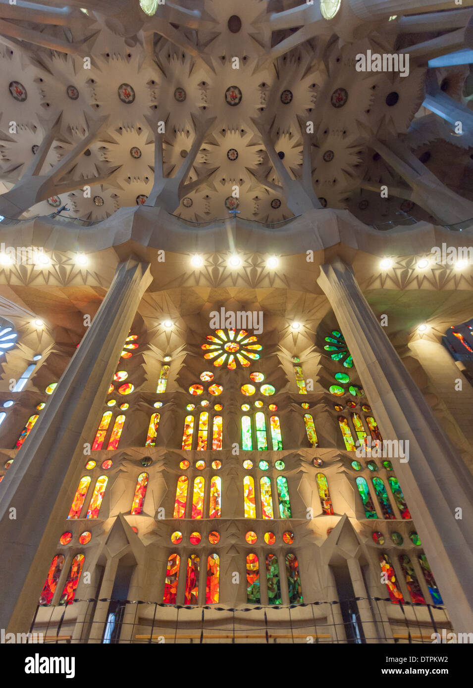 Innenraum der Kathedrale Gaudis "Sagrada Familia" in Barcelona, Spanien. Stockfoto