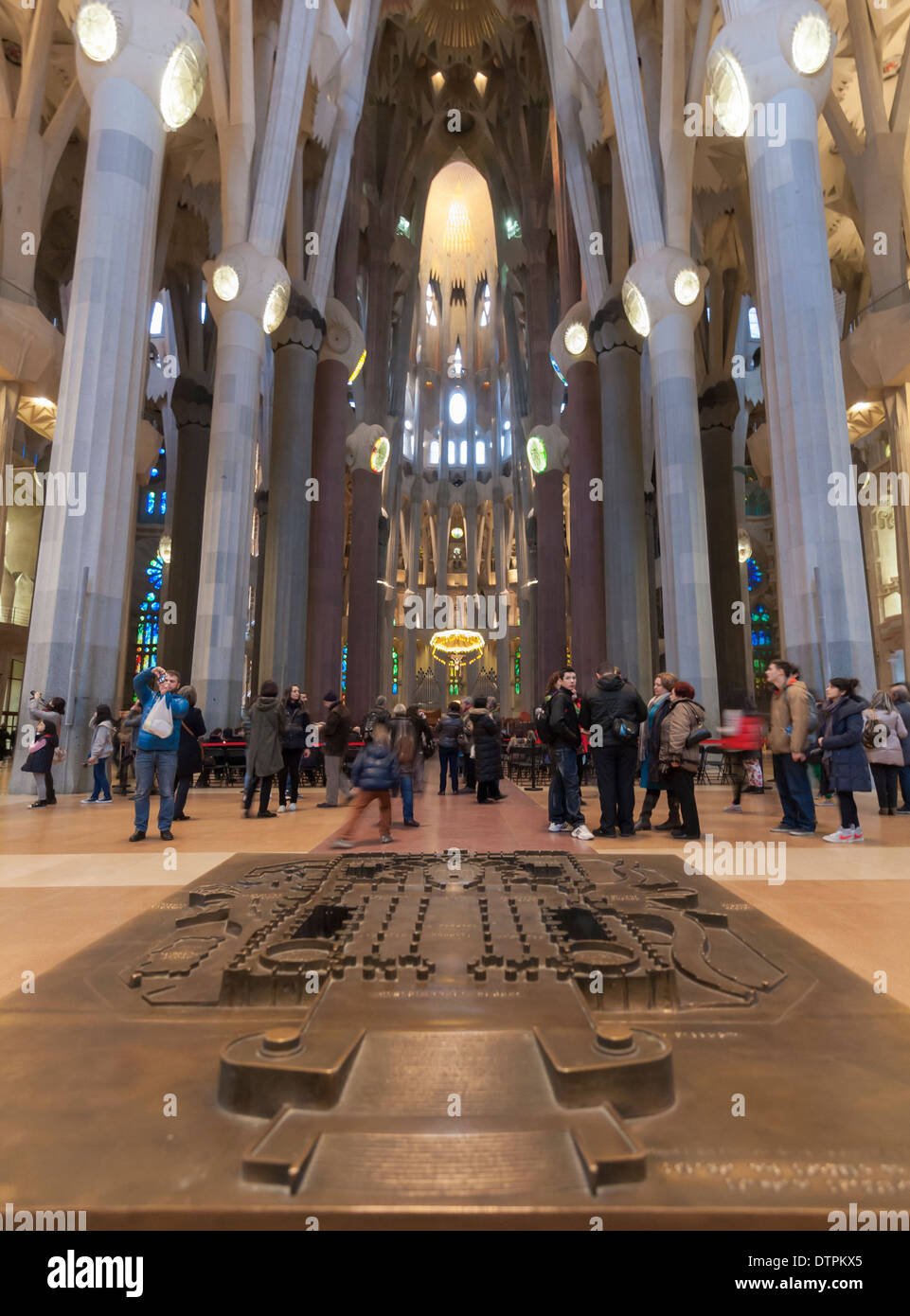 Innenraum der Kathedrale Gaudis "Sagrada Familia" in Barcelona, Spanien. Stockfoto