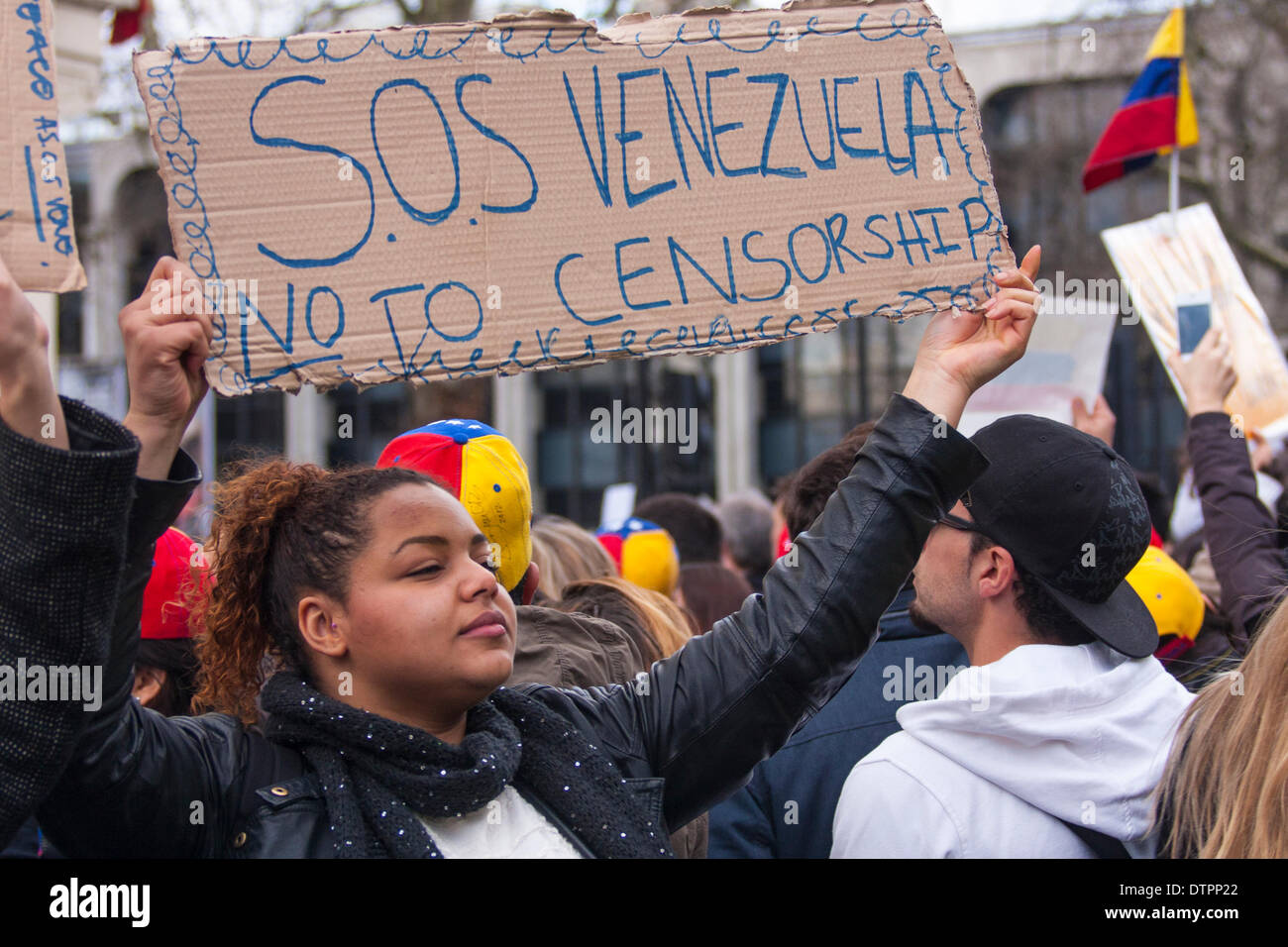 London, 22. Februar 2014. Hunderte der Venezolaner protestieren außerhalb des Landes Botschaft gegen die Niederschlagung des Maduro-Regimes der Studentendemonstrationen, der Mangel an Demokratie und gegen die rauen Bedingungen verursacht durch Wirtschaftsreformen. Bildnachweis: Paul Davey/Alamy Live-Nachrichten Stockfoto