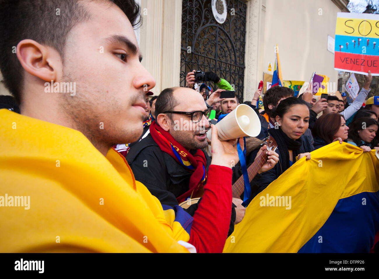 London, 22. Februar 2014. Hunderte der Venezolaner protestieren außerhalb des Landes Botschaft gegen die Niederschlagung des Maduro-Regimes der Studentendemonstrationen, der Mangel an Demokratie und gegen die rauen Bedingungen verursacht durch Wirtschaftsreformen. Bildnachweis: Paul Davey/Alamy Live-Nachrichten Stockfoto