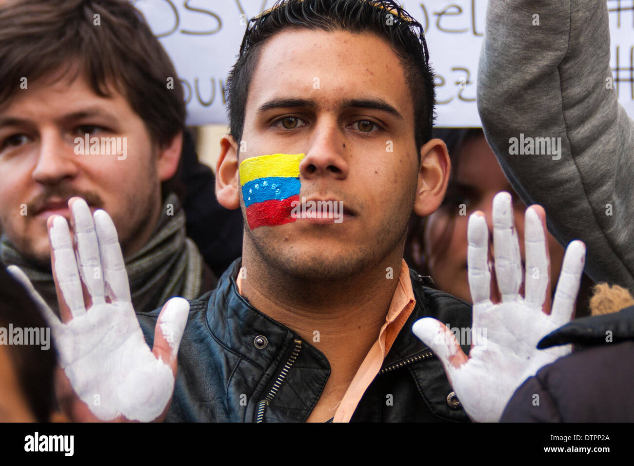 London, 22. Februar 2014. Hunderte der Venezolaner protestieren außerhalb des Landes Botschaft gegen die Niederschlagung des Maduro-Regimes der Studentendemonstrationen, der Mangel an Demokratie und gegen die rauen Bedingungen verursacht durch Wirtschaftsreformen. Bildnachweis: Paul Davey/Alamy Live-Nachrichten Stockfoto