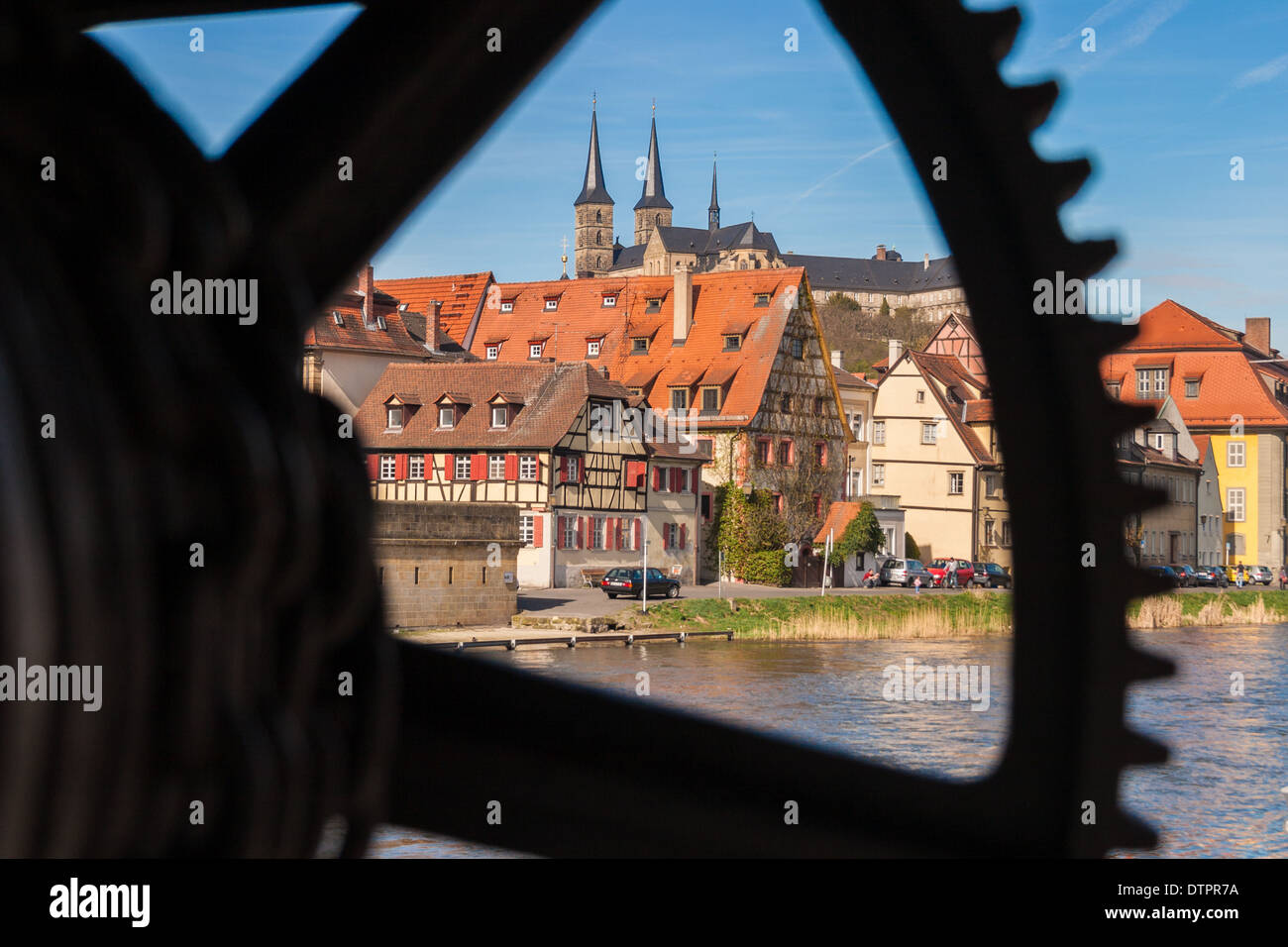 Alter Kran in Bamberg, Deutschland, St. Michael im Hintergrund Stockfoto