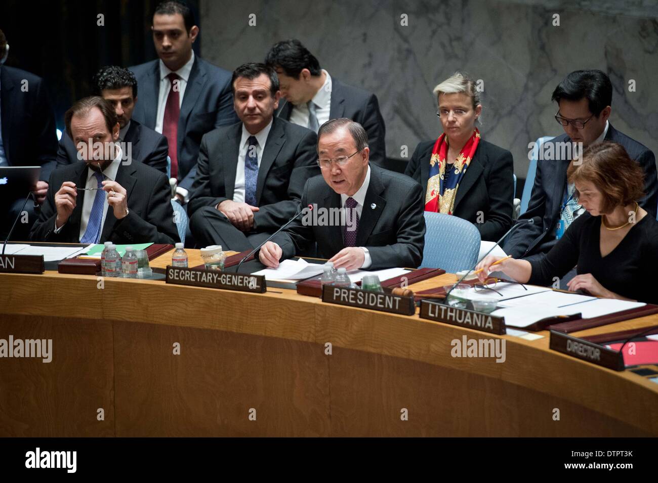 New York. 22. Februar 2014. UNO-Generalsekretär Ban Ki-Moon (C) spricht nach der UN-Sicherheitsrat über den Entwurf einer Entschließung zur Lage in Syrien, im UN-Hauptquartier in New York am 22. Februar 2014 abgestimmt. Der UN-Sicherheitsrat am Samstag einstimmig eine Resolution, die eine sofortige und ungehinderten Zugang für humanitäre Hilfe in Krieg-heftig gezerrissenes Syrien fordert wo bewaffneten Konflikten seit fast drei Jahren geschehen ist. Bildnachweis: Niu Xiaolei/Xinhua/Alamy Live-Nachrichten Stockfoto
