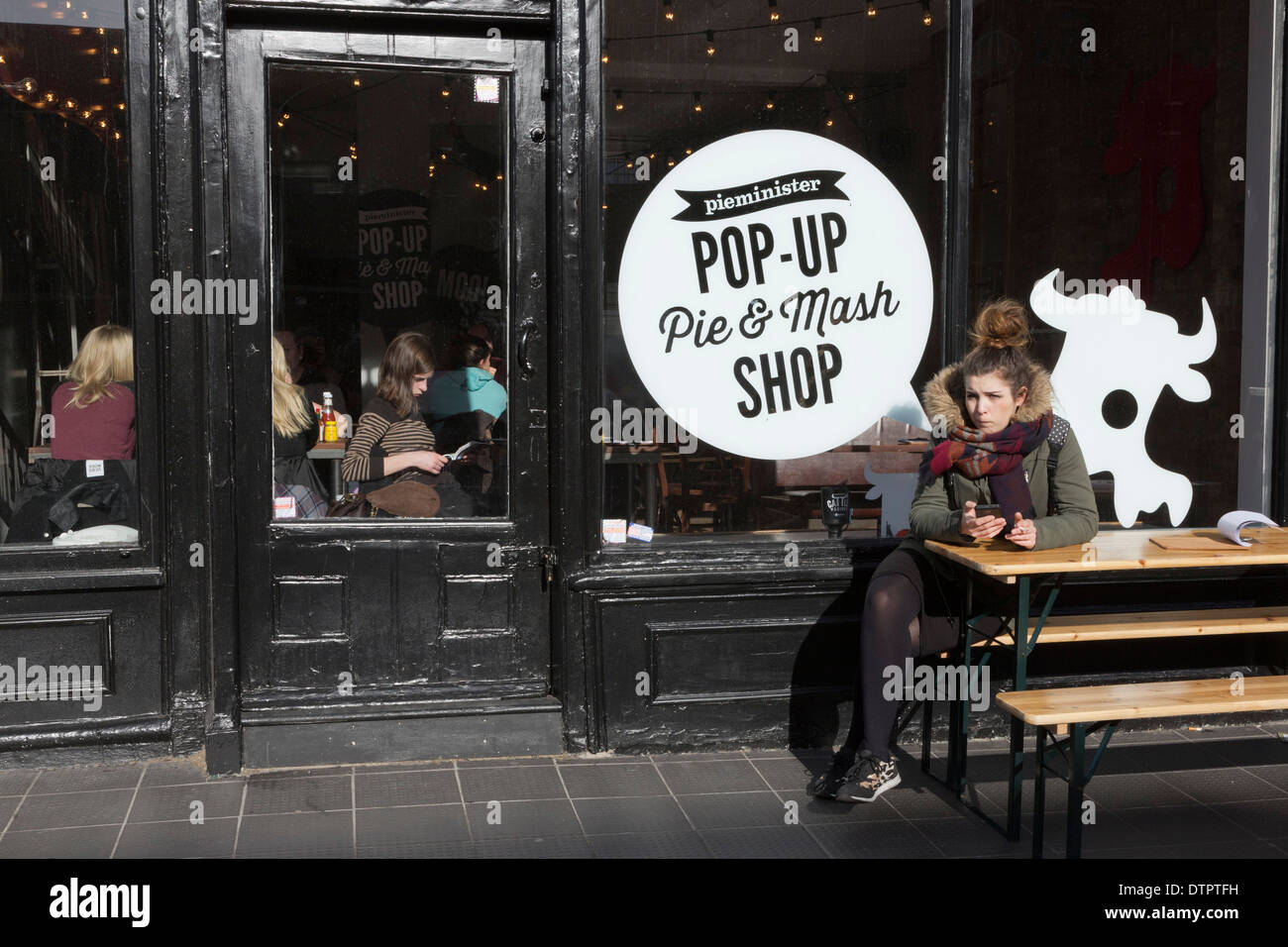 Kunden in einem Pop-up-Pie & Mash-Shop in Chalk Farm Road, Camden, London, England, Vereinigtes Königreich, UK Stockfoto