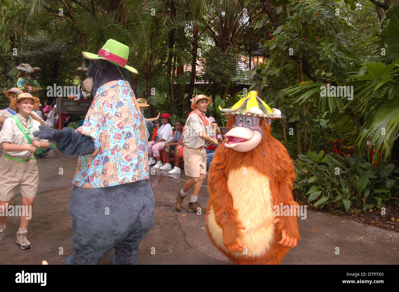 Baloo & König aus dem König der Löwen paradieren auf Mickey's Jamming Dschungel Parade in Walt Disney World Animal Kingdom, Orlando, Florida, USA Stockfoto