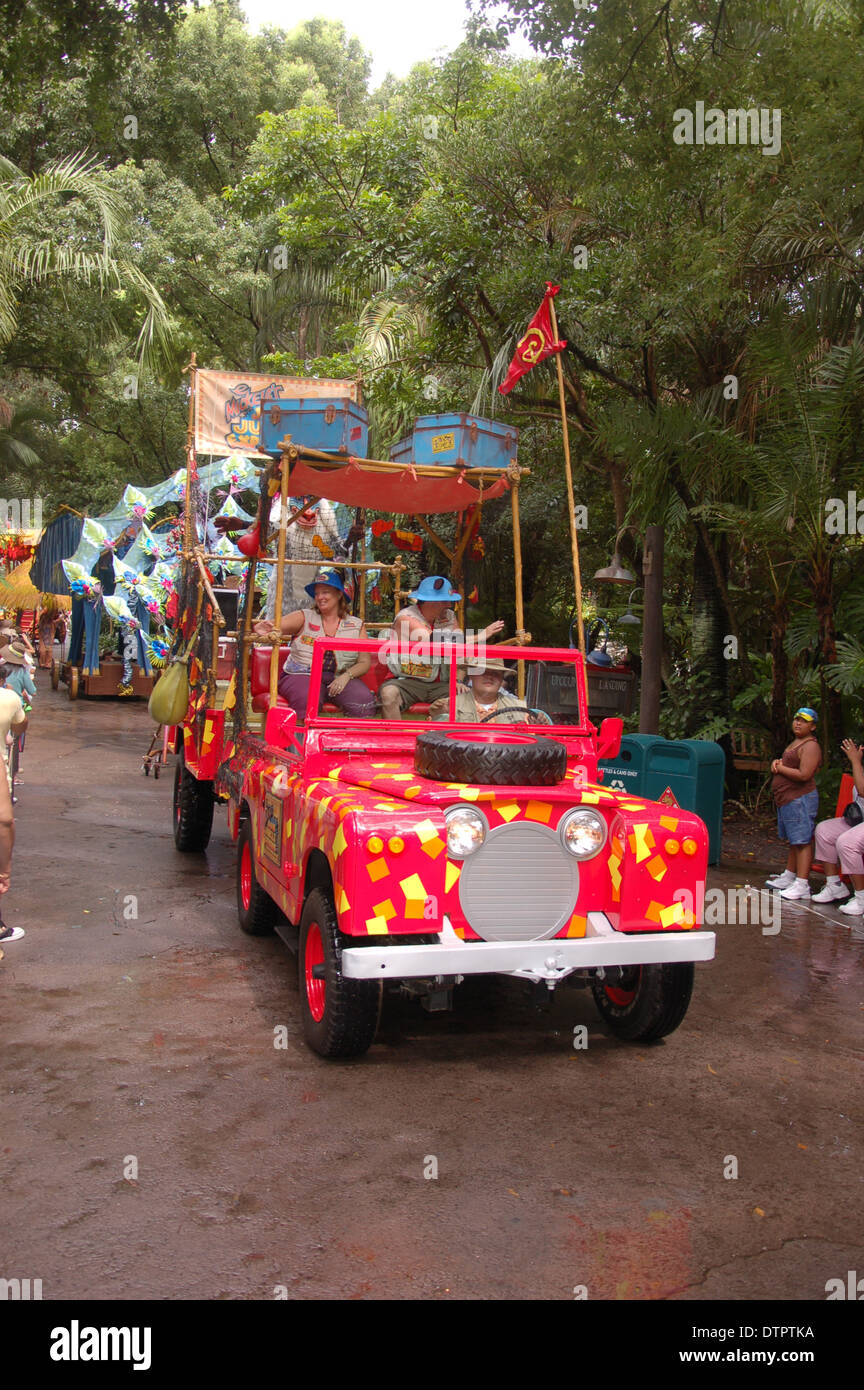 Rafiki aus König der Löwen paradieren auf einem Schwimmer in Mickey's Jamming Dschungel Parade in Walt Disney World Animal Kingdom, Orlando, Florida, USA Stockfoto