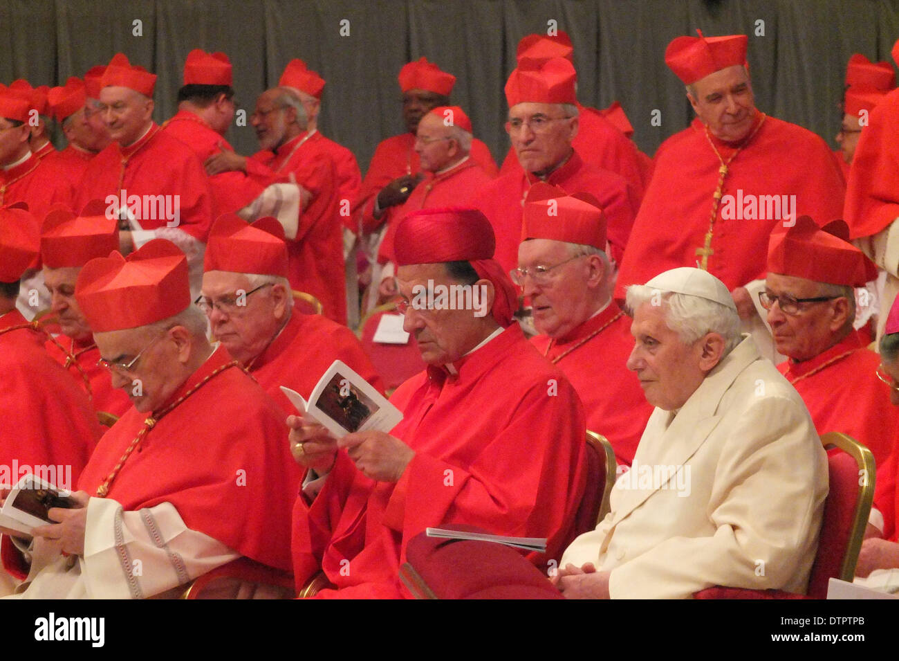 Petersdom, Vatikan. 22. Februar 2014. Foto des Konsistoriums heute, dass zum ersten Mal, Emeritus Papst unterstützt. in diesem Bild Joseph Aloisius Ratzinger Credit: wirklich Easy Star/Alamy Live News Stockfoto