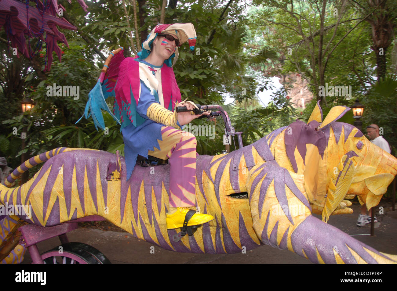 Mann, ein Tiger suchen Schwimmer in Mickey's Jamming Dschungel Parade in Walt Disney World Animal Kingdom, Orlando, Florida, USA paradieren Stockfoto