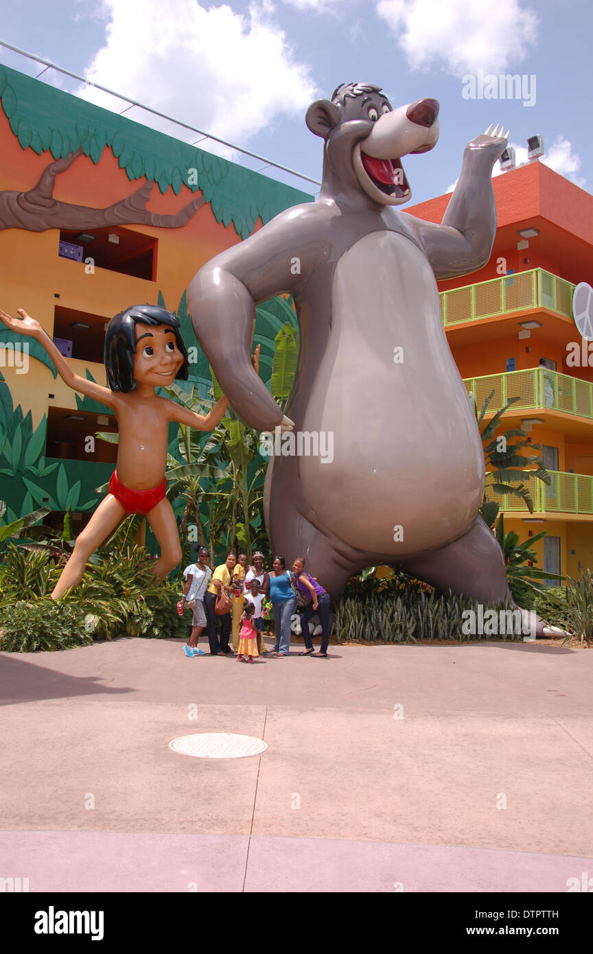 Disney's Baloo und Mowgli aus dem Dschungel Buch im Pop Century Resort in Orlando, Florida, USA Stockfoto