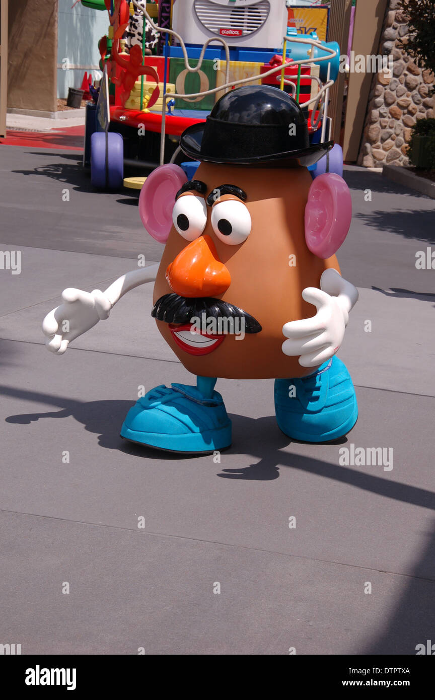 Die "Mr. Potato Head'-Zeichen von der Toy Story Film auf den Straßen von Walt Disney's Hollywood Studios in Orlando, Florida, USA paradieren Stockfoto