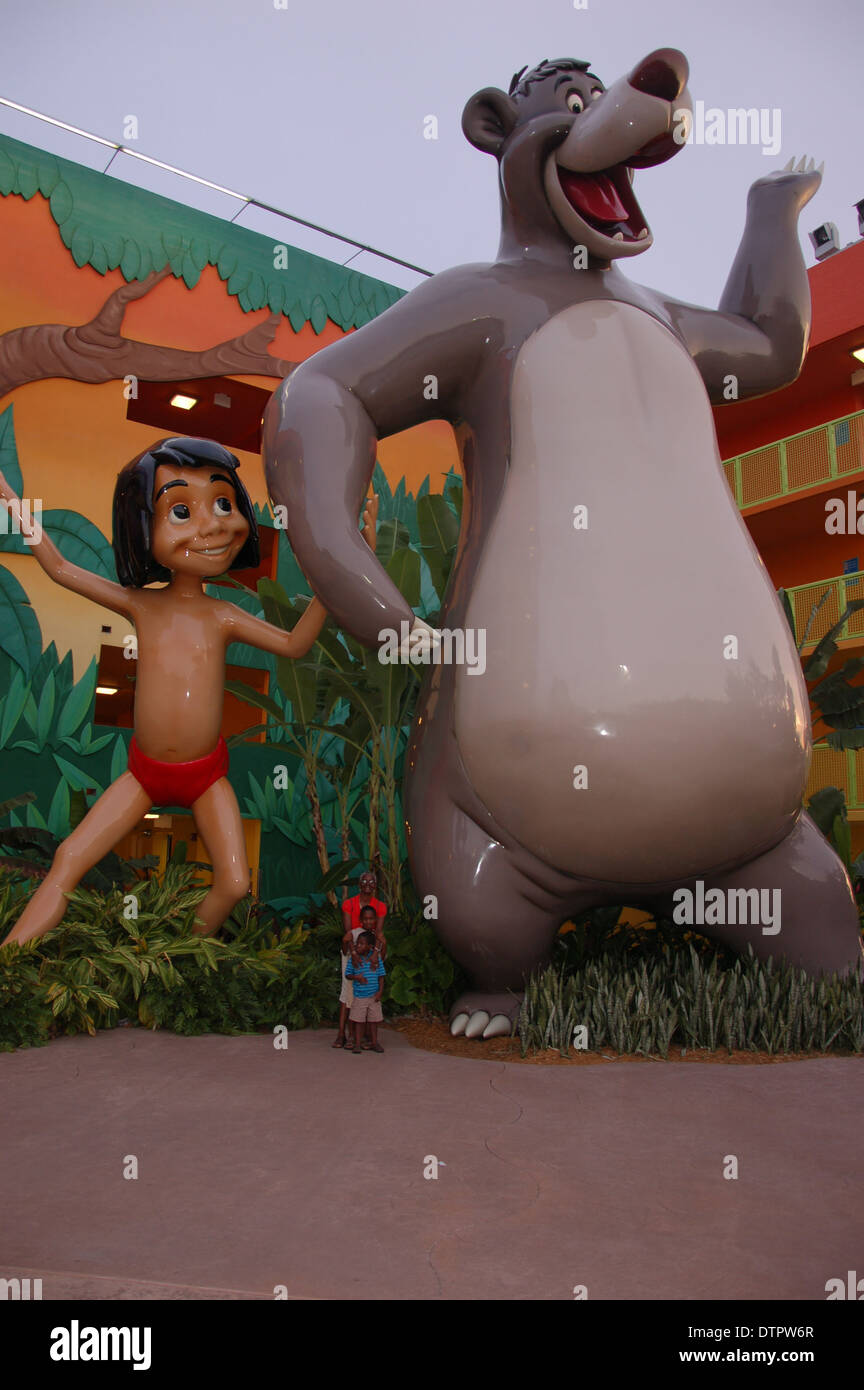 Disney's Baloo und Mowgli aus dem Dschungel Buch im Pop Century Resort in Orlando, Florida, USA Stockfoto