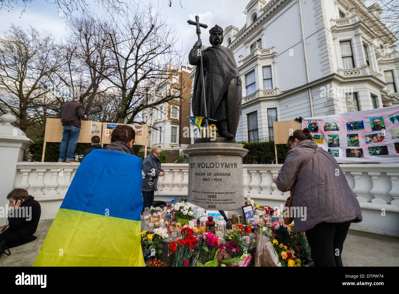 Euromaidan Erinnerung Vigil von St. Volodymyr Statue im Londoner Holland Park von Briten basierte Ukrainer Stockfoto