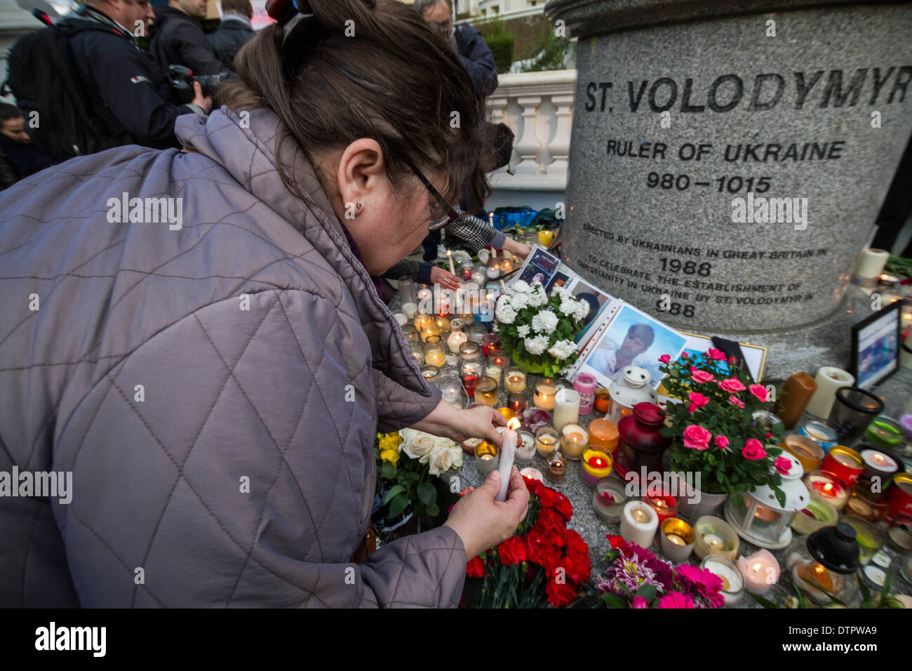 Euromaidan Erinnerung Vigil von St. Volodymyr Statue im Londoner Holland Park von Briten basierte Ukrainer Stockfoto