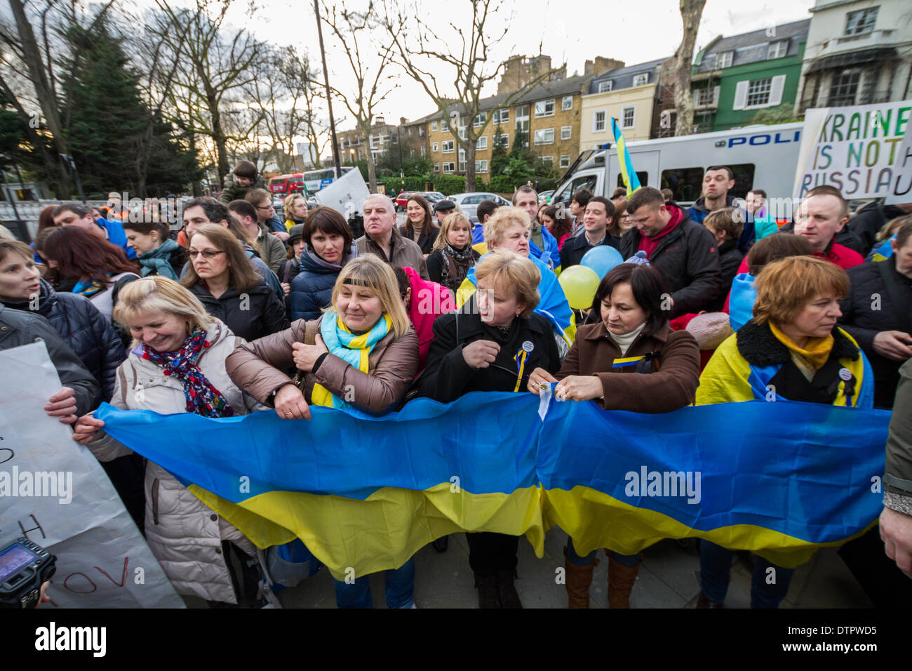 Euromaidan Erinnerung Vigil von St. Volodymyr Statue im Londoner Holland Park von Briten basierte Ukrainer Stockfoto