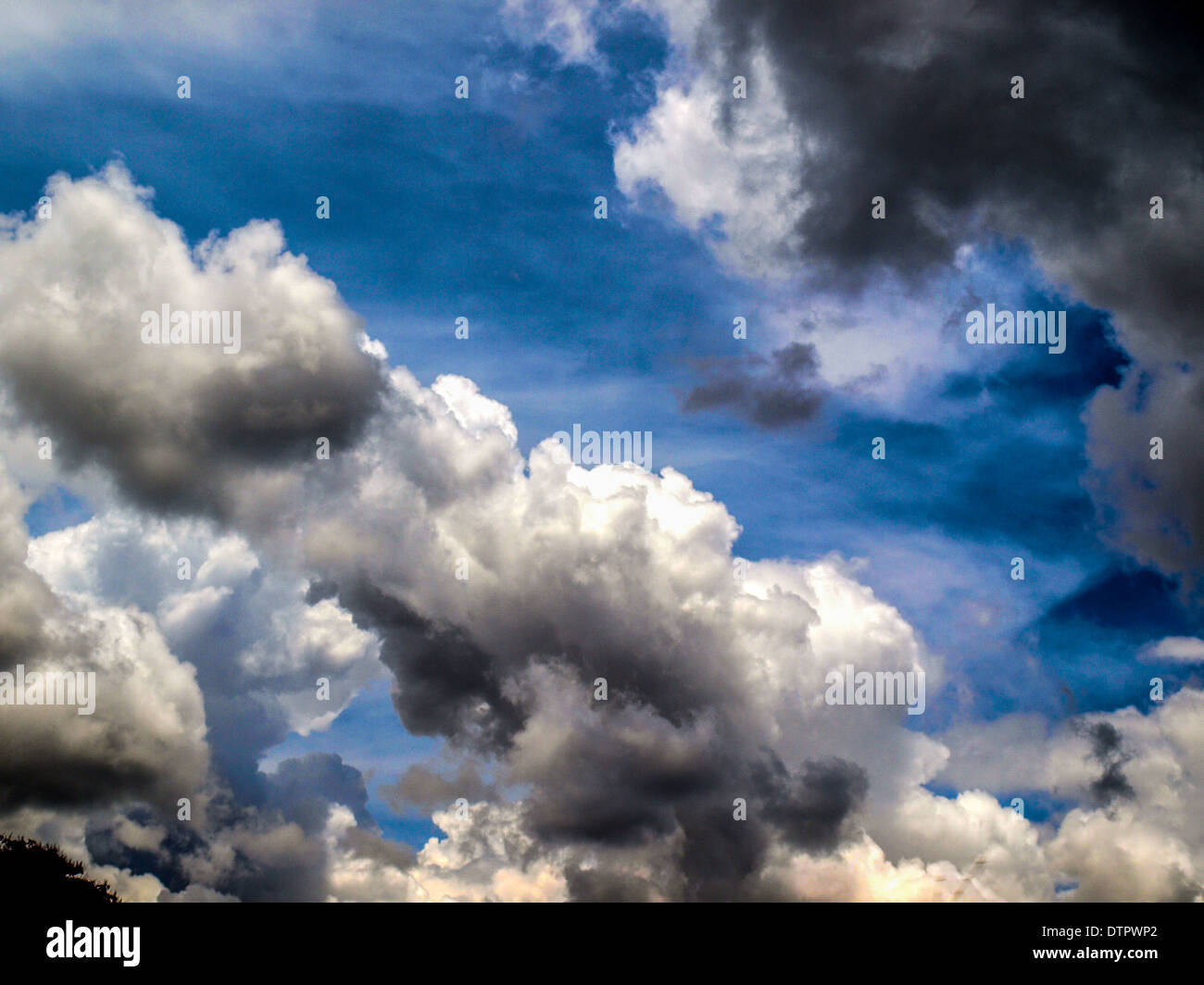 Kontrastreiche Wolken und Himmel Stockfoto
