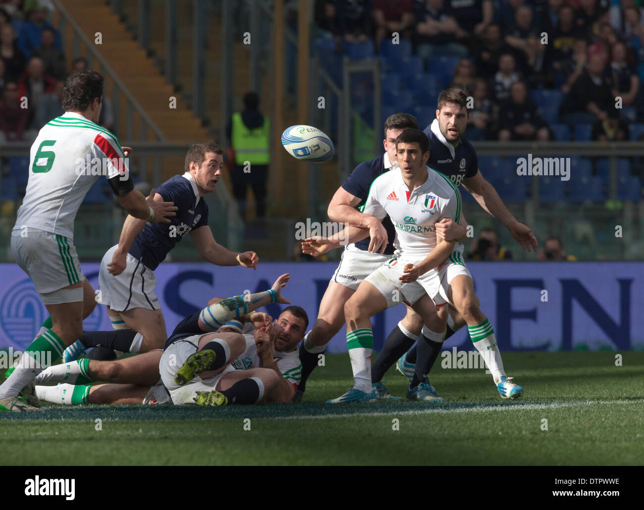 Rom, Italien. 22. Februar 2014. 6 Nations Rugby-Italien gegen Schottland. Schottland Beat Italien um 21 Punkte auf 20 mit einem Duncan Weir Drop kick eine Minute, bevor Sie Vollzeit. Ball wird zu einem wartenden Edoardo Gori Credit übergeben: Stephen Bisgrove/Alamy Live News Stockfoto