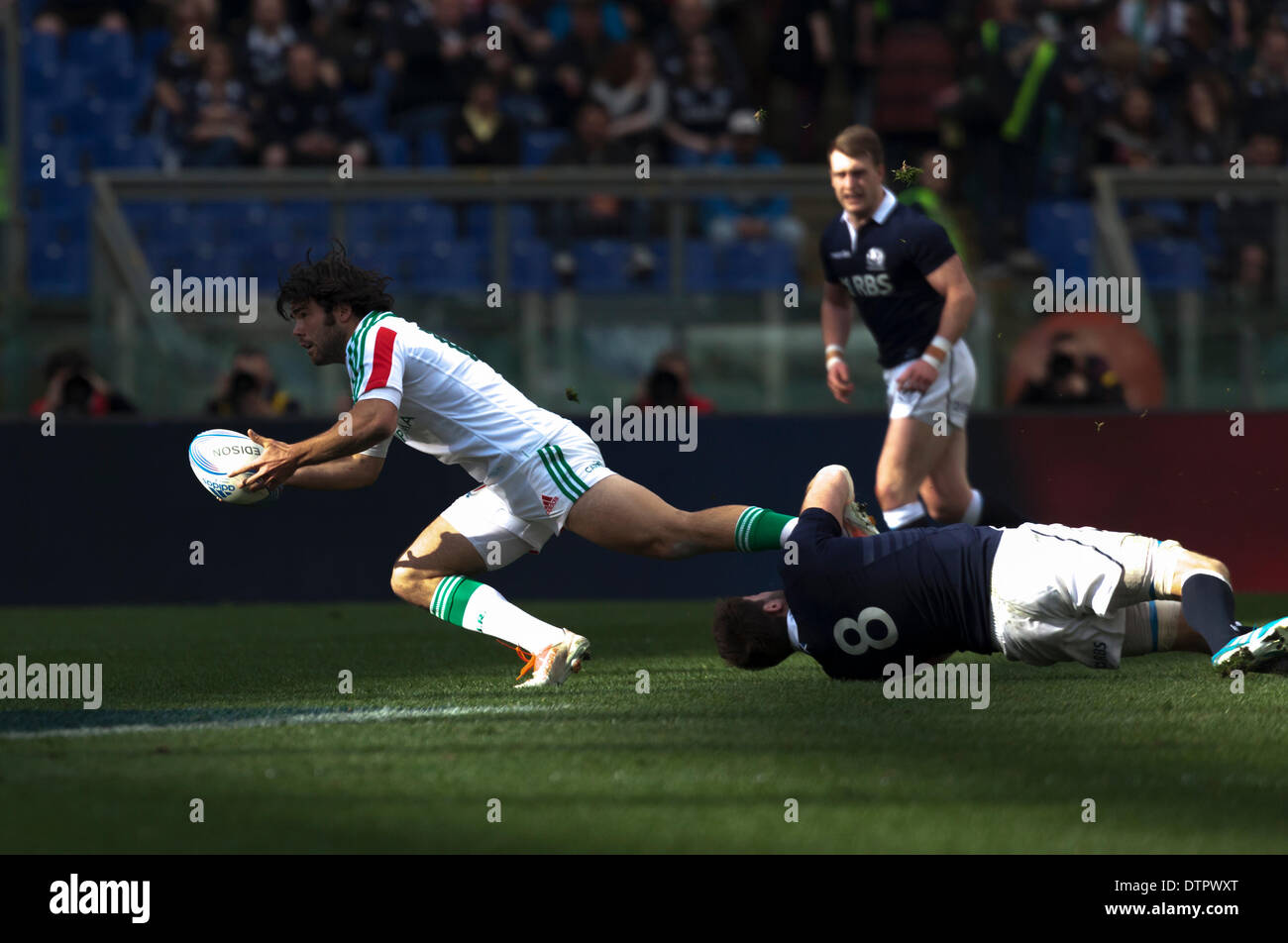 Rom, Italien. 22. Februar 2014. 6 Nations Rugby-Italien gegen Schottland. Schottland Beat Italien um 21 Punkte auf 20 mit einem Duncan Weir Drop kick eine Minute, bevor Sie Vollzeit. Italienische Flügel Luke McClean von Johnnie Beattie zu Fall gebracht. Bildnachweis: Stephen Bisgrove/Alamy Live-Nachrichten Stockfoto