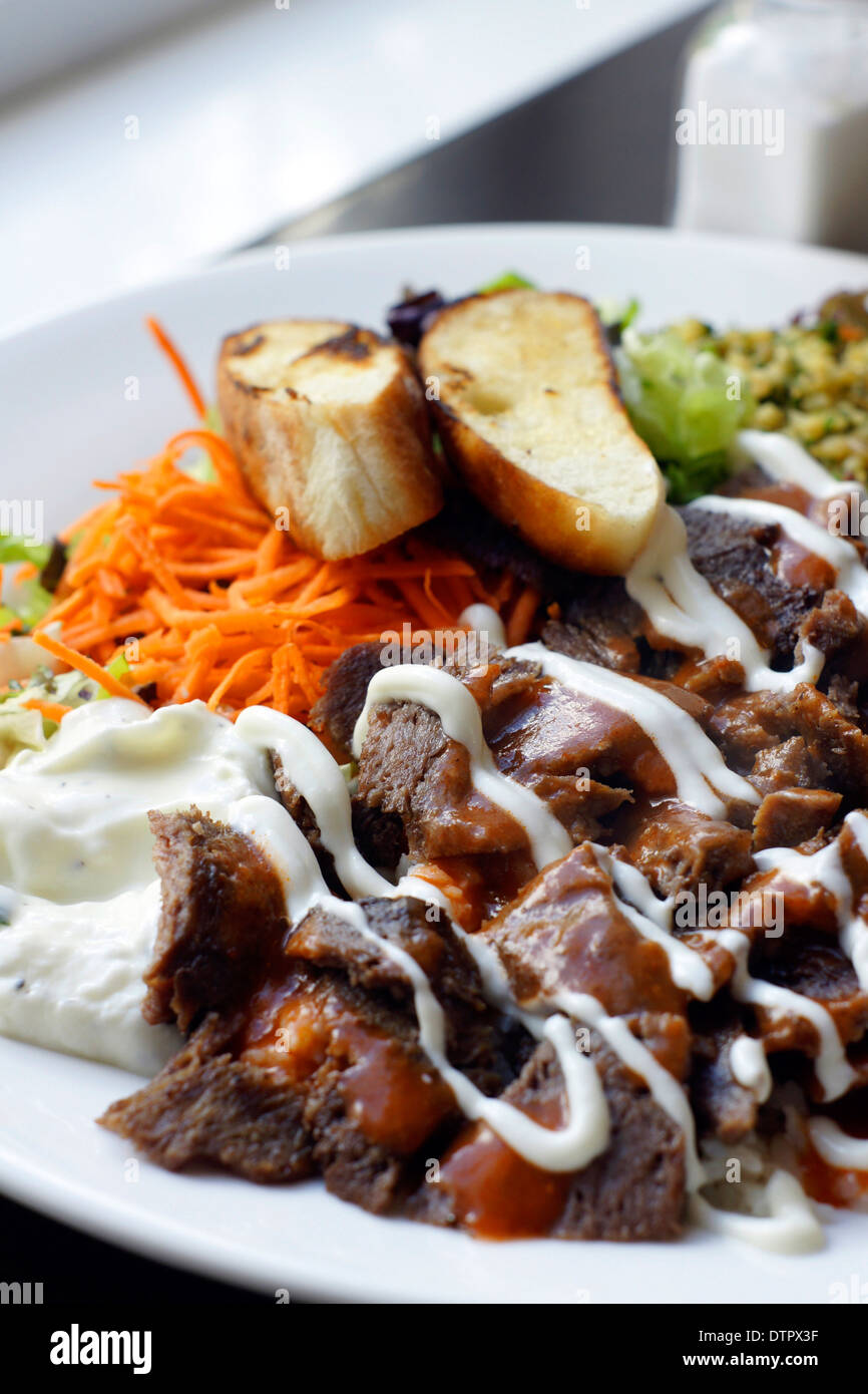 Iskender Kebab ein beliebtes türkisches Gericht von Lamm serviert mit