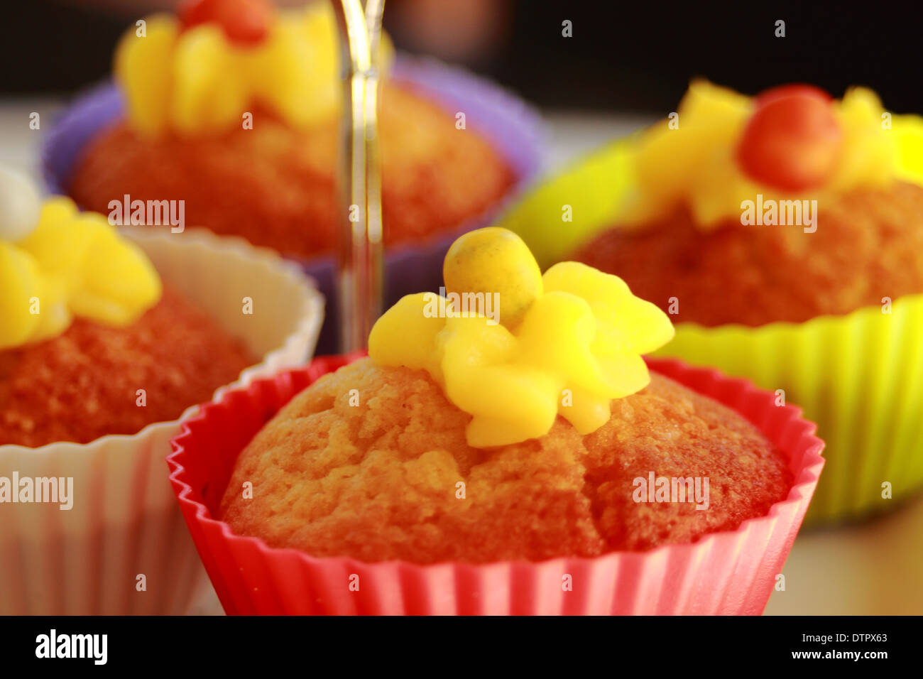 Vanille Cupcakes mit Zitronen-Zuckerguss auf einer Etagere Stockfoto