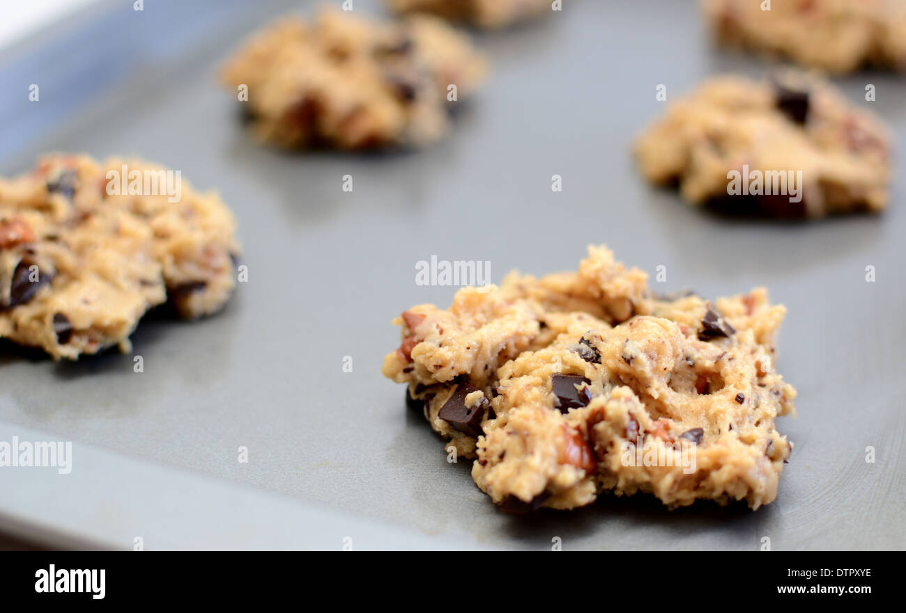 Nahaufnahme der Löffel Roh Plätzchenteig fertig gebacken werden Stockfoto