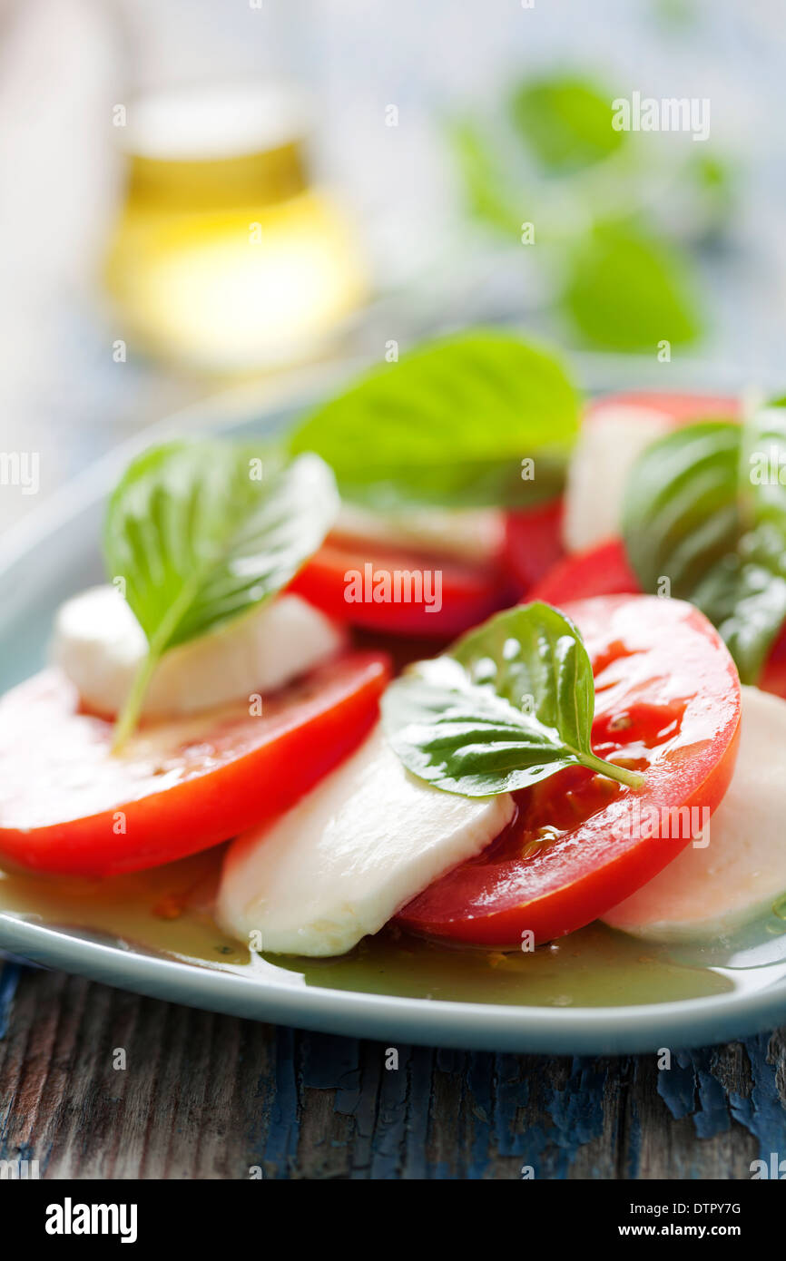 Nahaufnahme des klassischen italienischen Caprese-Salat mit Mozzarella, Basilikum und Tomaten Stockfoto