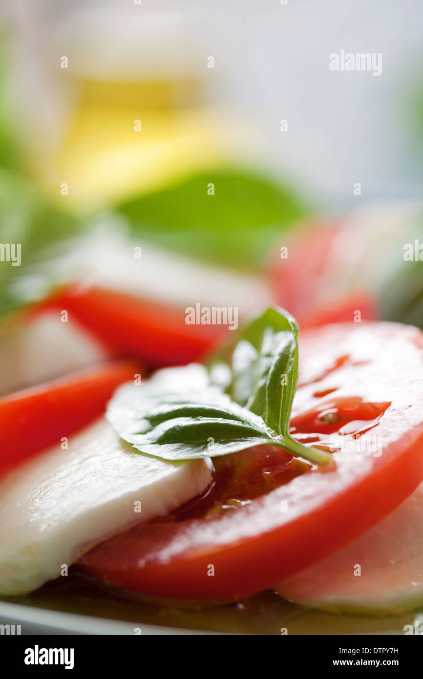 italienische Caprese-Salat mit Mozzarella, Basilikum und Tomaten Stockfoto