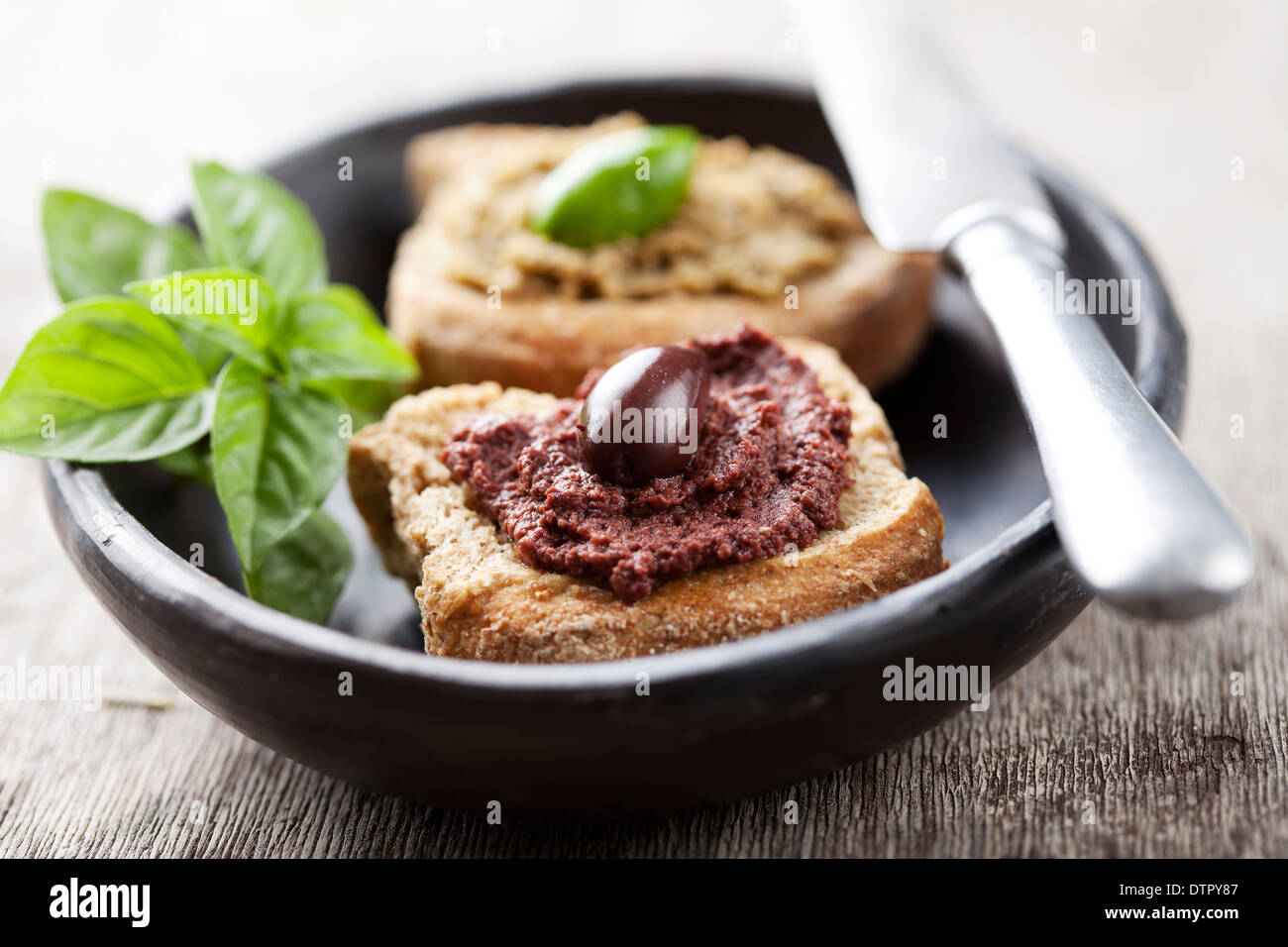 Antipasti-Crostini mit Olivenpaste Stockfoto