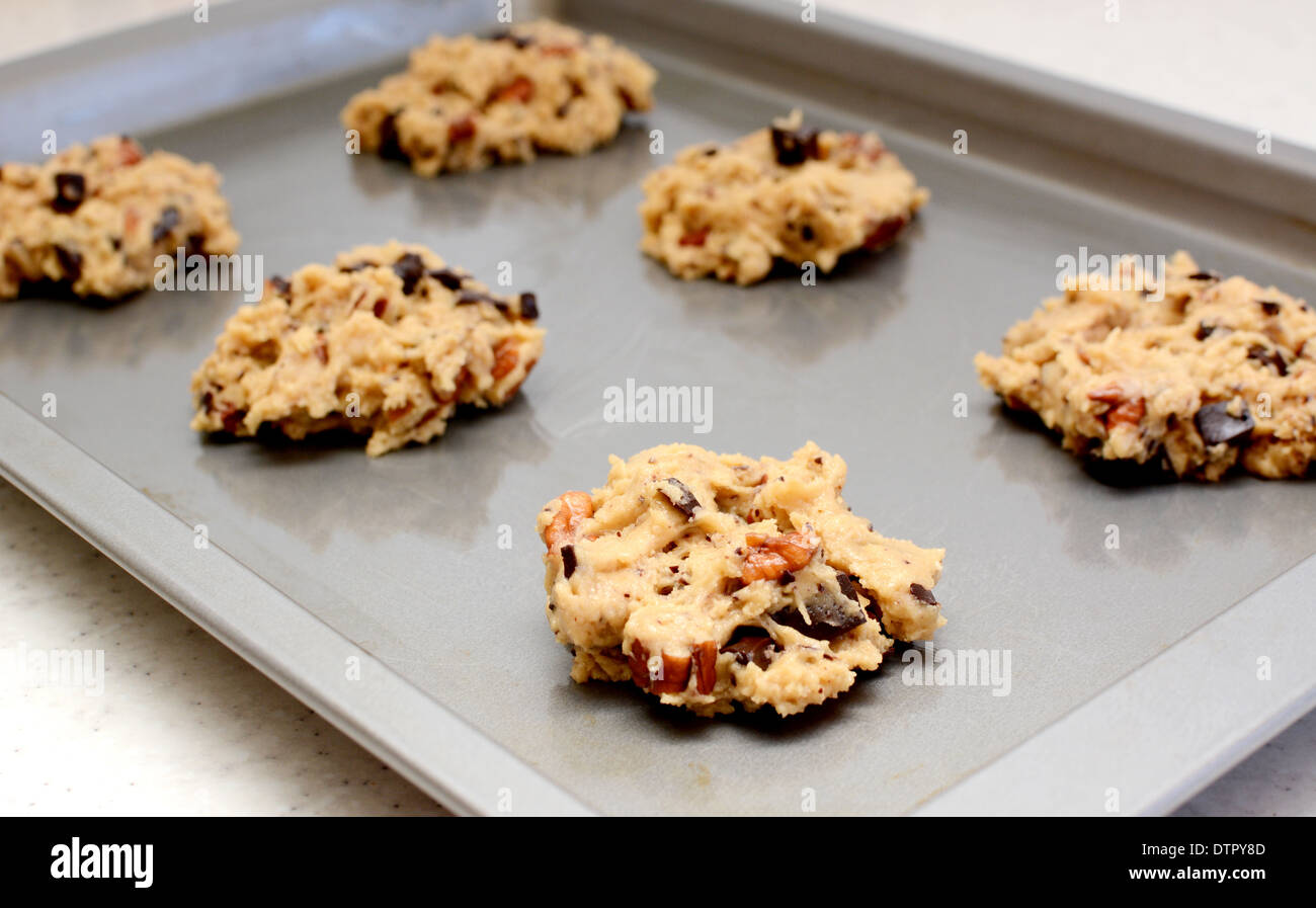 Löffel Roh Cookie-Teig auf ein Backblech legen, die bereit für den Backofen Stockfoto