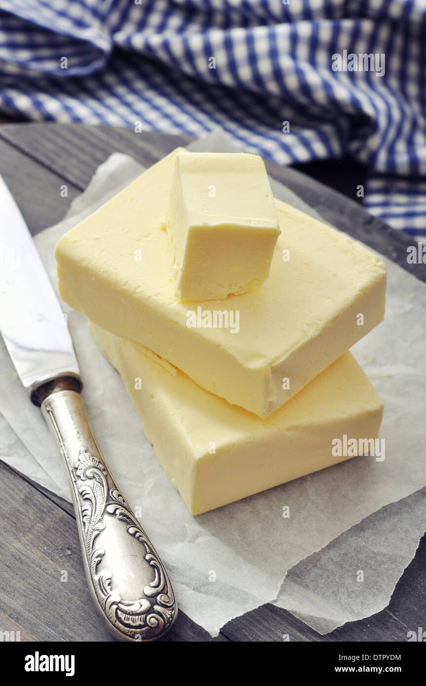 Frische Butter auf Holzbrett mit Messer closeup Stockfoto