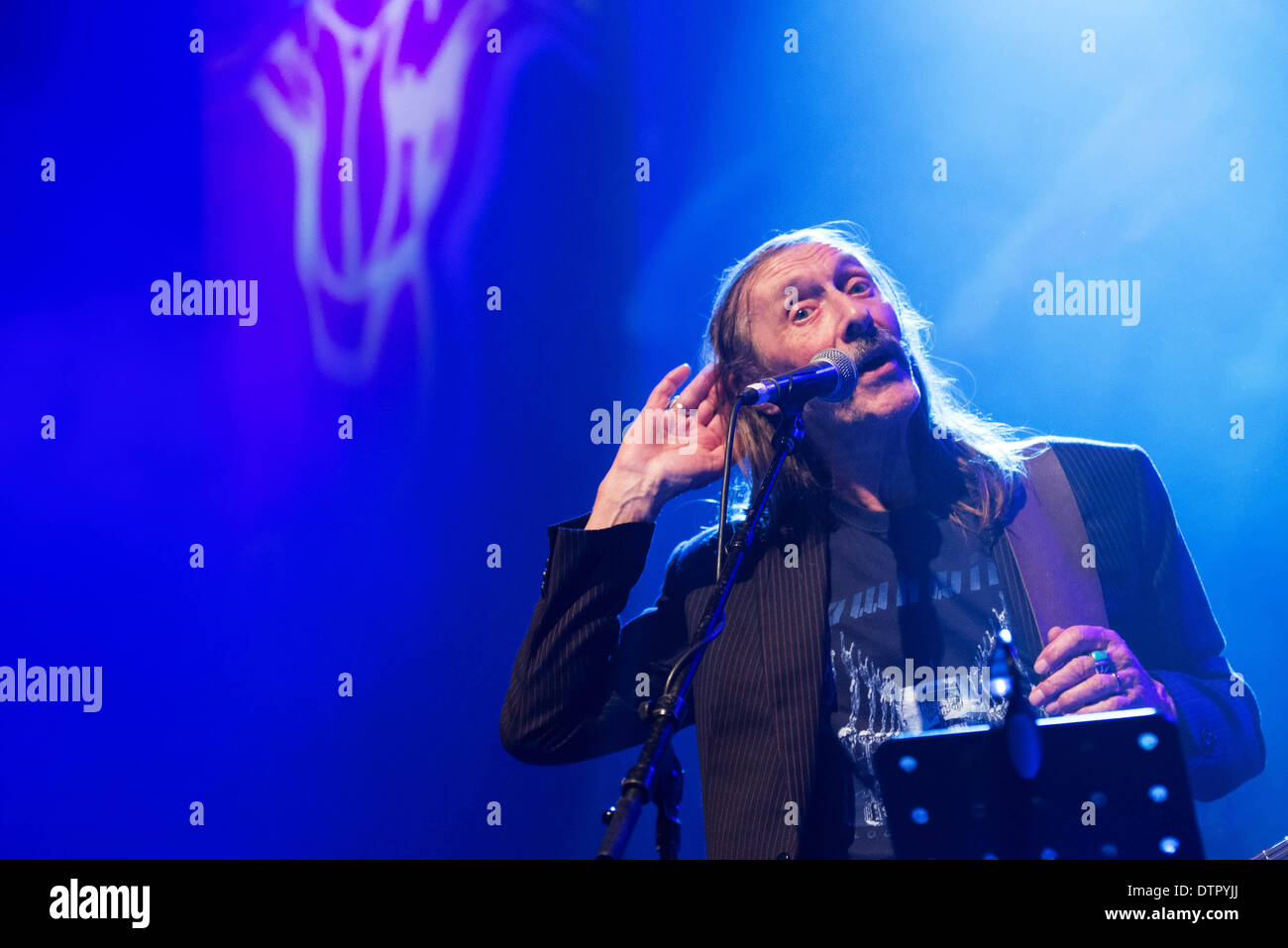 London, UK. 22. Februar 2014. "Dave Brock" Vorformen am Rock 4 Rettung und Hawkwind Konzert Sensibilisierung für Animal Cruelty moderierte TV-Moderator Matthew Wright im O2 Shepherds Bush Empire in London. Siehe Foto Li Hauptstadt/Alamy Live News Stockfoto