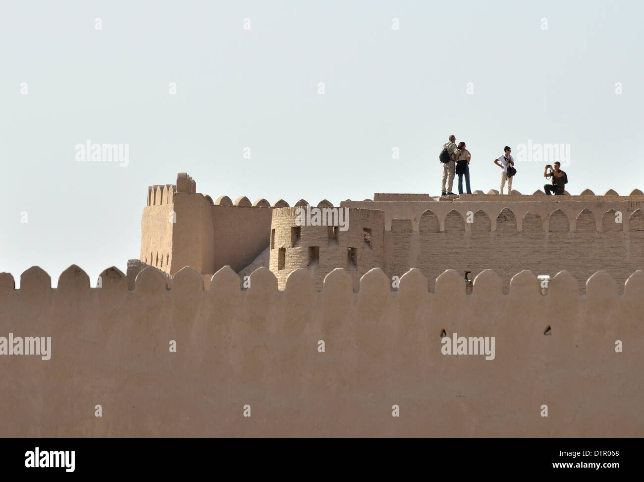 Touristen, die die Fotos an den Wänden der Kuhna Ark Festung, Ichon-Qala (Altstadt), Chiwa, Usbekistan Stockfoto