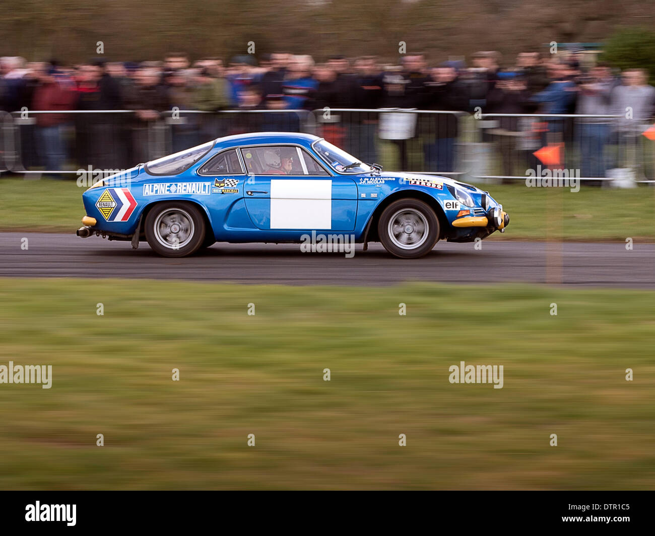 Stoneleigh Park, Warwickshire, UK. 22. Februar 2014. Renault Alpine A110 1969 Classic Rallye Auto mit Geschwindigkeit auf der Rallye-Test-Bühne am Rennen Retro Ausstellung Stoneleigh Park Warwickshire UK 22.02.2014 Credit: Martyn Goddard/Alamy Live News Stockfoto