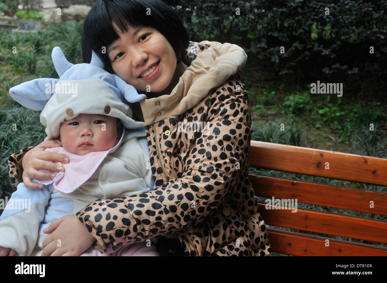 asiatische Mutter und Baby im freien Stockfoto