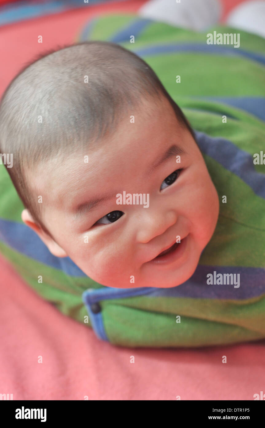 schöne asiatische Baby krabbeln auf Bett Stockfoto