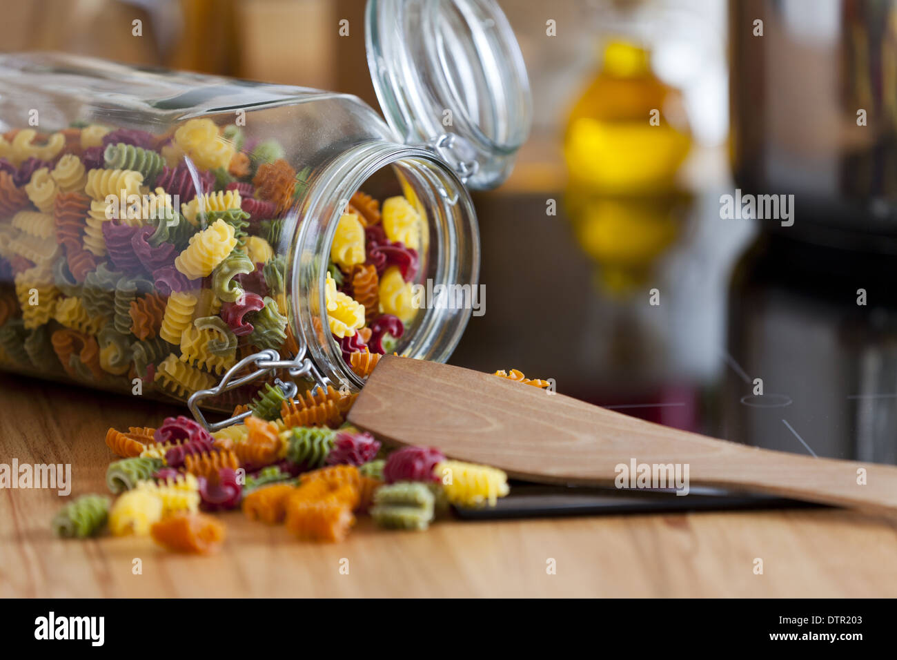 Nahaufnahme von einem offenen Lagerung Jar mit bunten Nudeln mit textfreiraum im rechten Bereich des Bildes Stockfoto