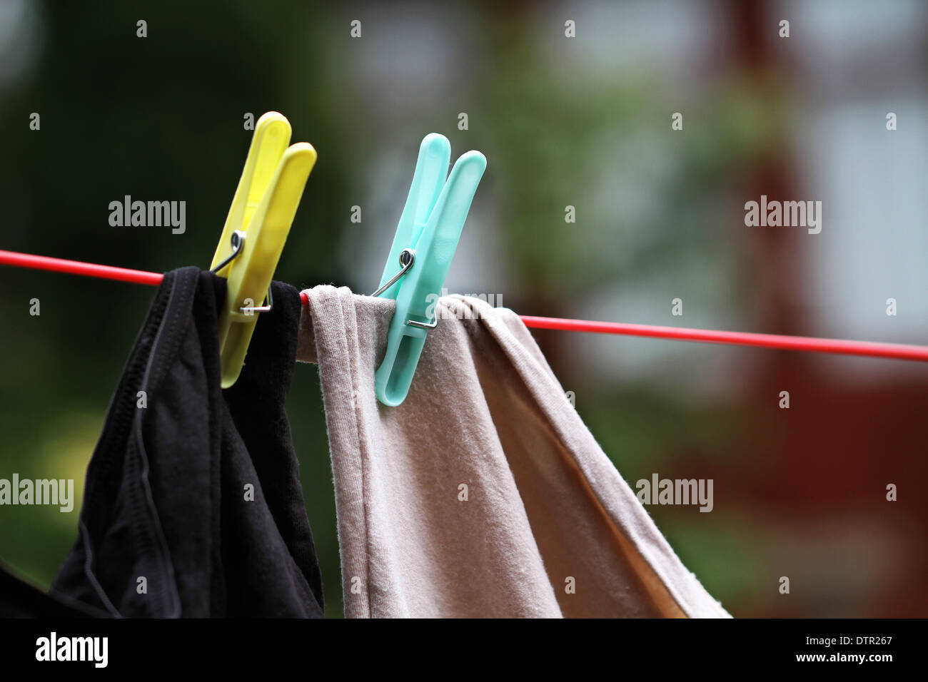 Wäscheklammern auf Linie am Tag waschen. Stockfoto
