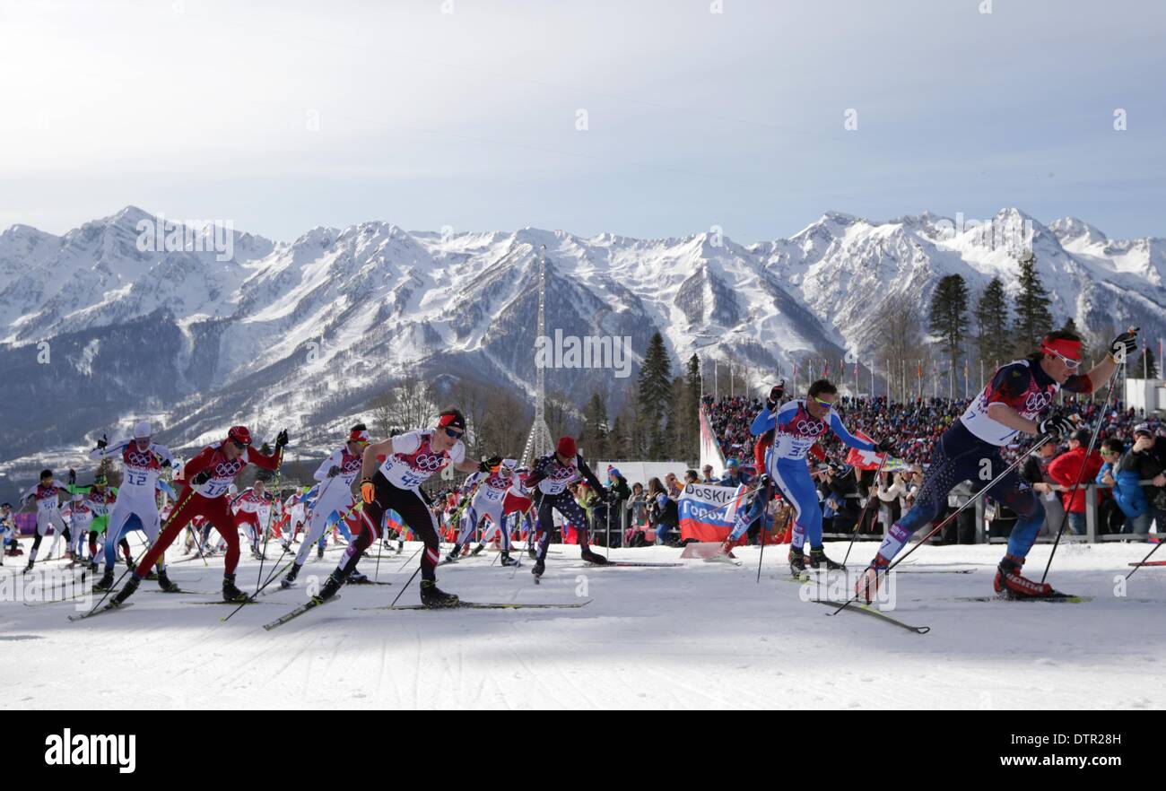 Sotschi, Russland. 23. Februar 2014. (R-L) Maxim Vylegzhanin Russlands, Francesco De Fabiani Italiens, Noah Hoffman von USA, Martin Bajcicak der Slowakei, Bernhard Tritscher Österreich, Alex Harvey von Kanada, Lukas Bauer der Tschechischen Republik und Daniel Richardsson von Schweden konkurrieren bei der Herren 50km Masse starten kostenlos das Cross Country Skiing Event in Laura Langlauf Ski & Biathlon Center bei den Olympischen Spielen 2014 in Sotschi , Krasnaja Poljana, Russland, 23. Februar 2014. Foto: Kay Nietfeld/Dpa/Alamy Live News Stockfoto