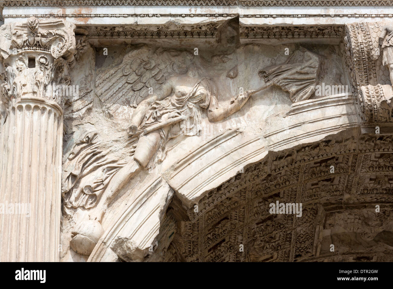 Personifikation des Sieges als geflügelte Frau, Brüstungselemente, den Bogen von Titus, Forum Romanum, Rom, Italien Stockfoto